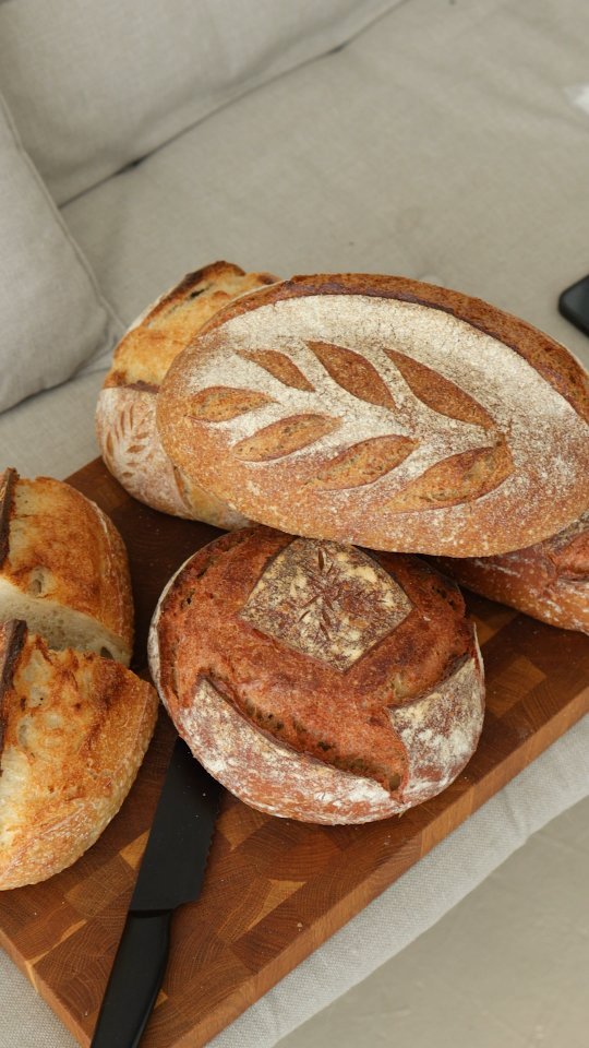 Mums visada būna įdomu pamatyti tai, kas liko už kadro. 📸 Tad dalinamės ir su jumis, kaip Rūgsta ruošėsi startui ✨️
#newbrand #kaunas #backstage #fotoshoot