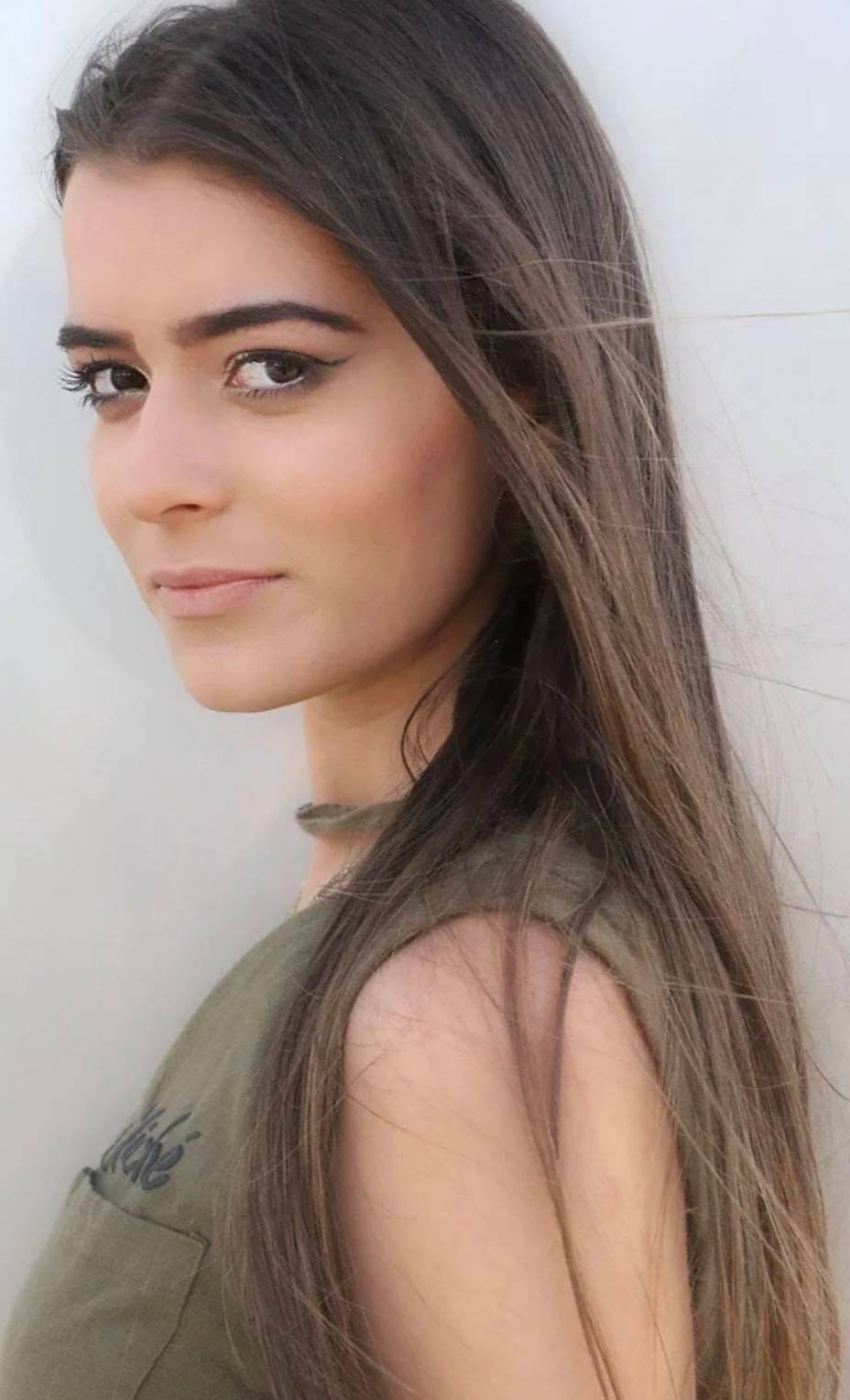 Dès l'âge de 2 ans, Élodie s'intéresse à la musique en interprétant des chansons comme "Lolita" d'Alizée. À 4 ans, chantant "Le téléphone pleure" de Claude François avec son père, ce dernier découvre sa passion pour le chant. Soutenue par son père, elle prend des cours de chant et fait sa première scène à 6 ans, consciente que sa passion ne la quittera plus.
Au fil des années, elle rencontre des figures comme Alain Beatini, ce qui lui permet de faire les premières parties de Francky Vincent et du groupe Zouk Machine. Elle poursuit avec des concerts, notamment en première partie des Tambours de Tokyo et de Roland Magdane. Elle se produit également au Sporting Club de Monaco en 2011 et compose des titres comme "Ça fait mal" et "Besoin de toi", en collaboration avec Joël Very.
Élodie signe un contrat de production avec Max Praude et réalise plusieurs clips, dont "Le miroir aux alouettes" en 2012. En 2013, elle fait son grand retour sur scène à Contes, accompagnée de ses danseuses. Toujours impliquée, elle devient ambassadrice de l’association Famille de France.
En 2015, Élodie entame une nouvelle tournée avec le groupe Benty Brothers et fait des apparitions à la télévision, notamment sur France Bleu Azur et Oneplace2b. En 2016, elle participe au show Spartacus à Nice, un mélange de cultures et d'émotions. En 2017, elle déménage à Paris, marquant un tournant important dans sa carrière. Elle intègre l'agence Terre d'Artistes pour l'acting et forme un trio pop acoustique pour tourner sur les scènes parisiennes.
Entre 2018 et 2019, elle se produit dans des cabarets parisiens comme le César Palace et le Palais des Glaces, et fait des concerts en Suisse. En 2020, après une tournée à Londres, elle revient à Paris. En 2021, elle signe avec le label Summit Records.
Pour suivre cette artiste c'est par ici @elodiesiby
Professionnel du spectacle, vous souhaitez contacter cette artiste ? Rdv sur notre site/Lien en bio.
#ohlartiste #chanteuse #danseuse #booking #spectacle #intermittentduspectacle