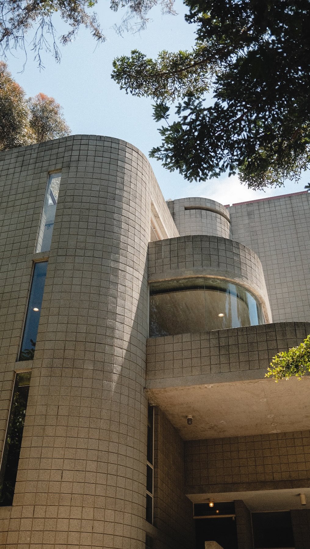 762 Latimer Road 🏛️ $4,995,000
Ray Kappe’s project at 762 Latimer Road is a private residential home in Santa Monica, California, completed in 1986. This masterpiece is a remarkable example of Kappe’s architectural vision and commitment to innovative design principles.
Listed by Matt Adamo @mattadamo_la + Daniel Milstein @milsteinestates
#realestate #modernarchitecture #raykappe #sustainabledesign #santamonica #luxuryrealestate #midcenturymodern #homedesign #interiordesign #dreamhome #fujifilm #fujixseries #fujifilmx100v #fujifeed #x100v #architecture