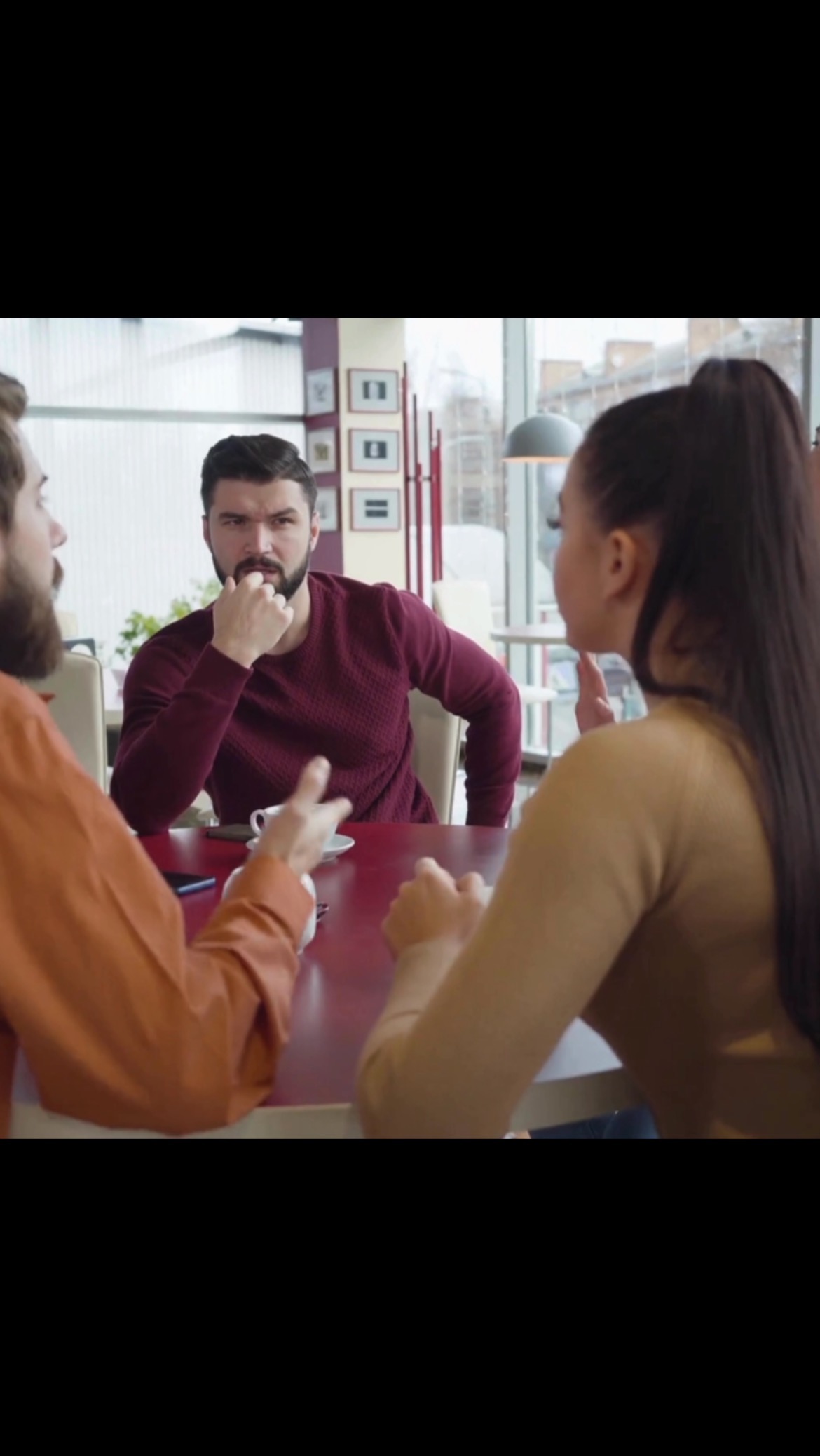 🛠 Regelmäßige Schulungen: Professioneller Umgang mit Konflikten und Krisensituationen
Konflikte sind unvermeidbar – besonders, wenn es um Themen wie Rassismus, Diskriminierung und Vielfalt geht.
In unseren regelmäßigen Schulungen geben wir praxisnahes Wissen an die Hand, das Menschen in ihrem (beruflichen) Alltag stärkt. Hier lernen die Teilnehmenden nicht nur, wie Konflikte bewältigt werden können, sondern auch, wie sie präventiv handeln und zur Deeskalation beitragen.
📌 Worum geht es?
* Konfliktursachen verstehen: Was treibt Konflikte an und wie können wir frühzeitig darauf reagieren?
* Kommunikationsmodelle: Wie können wir effektiv und respektvoll in schwierigen Situationen kommunizieren? Aktives Zuhören und die Verwendung von Ich-Botschaften sind Schlüsselkompetenzen.
* Deeskalation in der Praxis: Wie lassen sich Spannungen im beruflichen Umfeld auflösen, bevor sie eskalieren? Wir zeigen, wie Sie ruhig und sachlich agieren.
* Krisenmanagement: Wie geht man souverän mit Krisen um, wenn alles aus den Fugen zu geraten scheint?
💼 Warum ist das relevant?
Im Berufsleben – insbesondere in Bereichen, die sich mit Diversity und Antidiskriminierung auseinandersetzen – sind Konflikte oft komplex und vielschichtig. Sie betreffen persönliche Überzeugungen und können schnell eskalieren, wenn sie nicht angemessen adressiert werden. Unsere Schulungen helfen, Konflikte nicht als Bedrohung, sondern als Chance für Wachstum und Veränderung zu sehen. Sie bieten Werkzeuge, um produktive Dialoge zu führen und langfristig zu einem demokratischen Miteinander beizutragen.
#Konfliktmanagement #Krisenbewältigung #Antirassismus #DiversityTraining #Deeskalation #Diskriminierung #Berufsleben #Vielfalt #Kommunikation #Inklusion