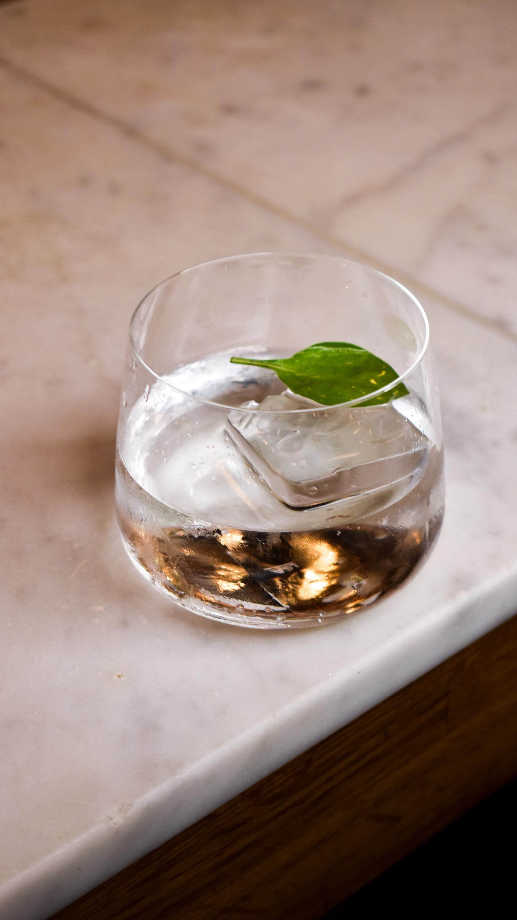 The ending note : Basil 44 🌱
Gin 44, recette acidulée, sucre liquide, extrait de basilic & feuille de basilic : découvrez un cocktail frais avec des notes herbacées
Jusqu’au 10 octobre seulement 🍸
#tigerparis #barparis #paris6 #rueprincesse #cocktailbar #rueprincesse #mixology #mixologie #parisguide #44ngin #cocktailart #cocktails #cocktailparis #bonneadresseparis #ginlovers #doitinparis #timeout #sortiraparis