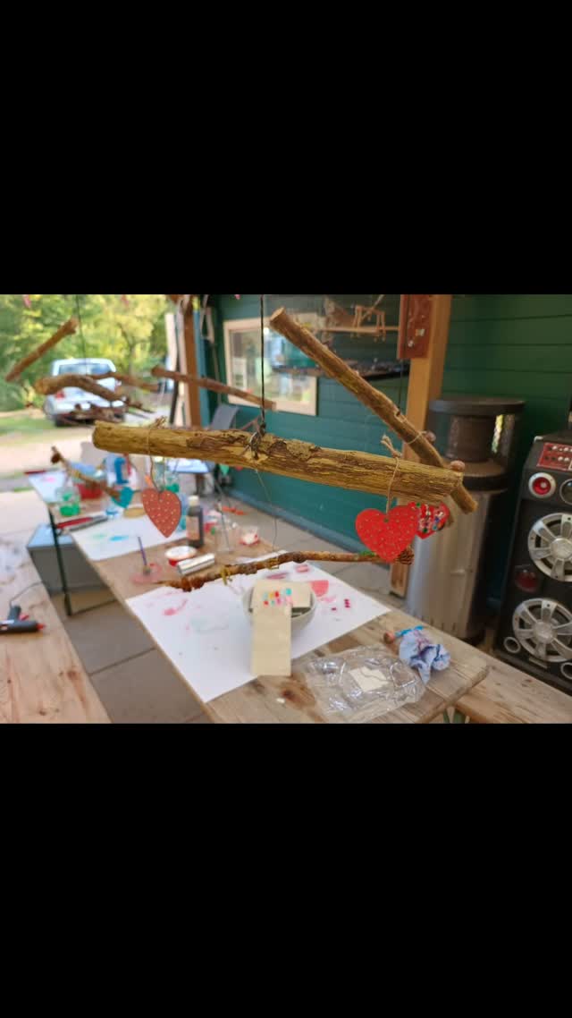 Es gab wieder einen sehr kreativen Bastelkindergeburtstag bei den @obstwiesen.alpakas Tolle, bunte Waldmobiles habt ihr gezaubert! 🪄
#alpakasofinstagram #alpakas #Kindergeburtstag #basteln #zauberhaft #pepperdasobstwiesenalpaka #toll