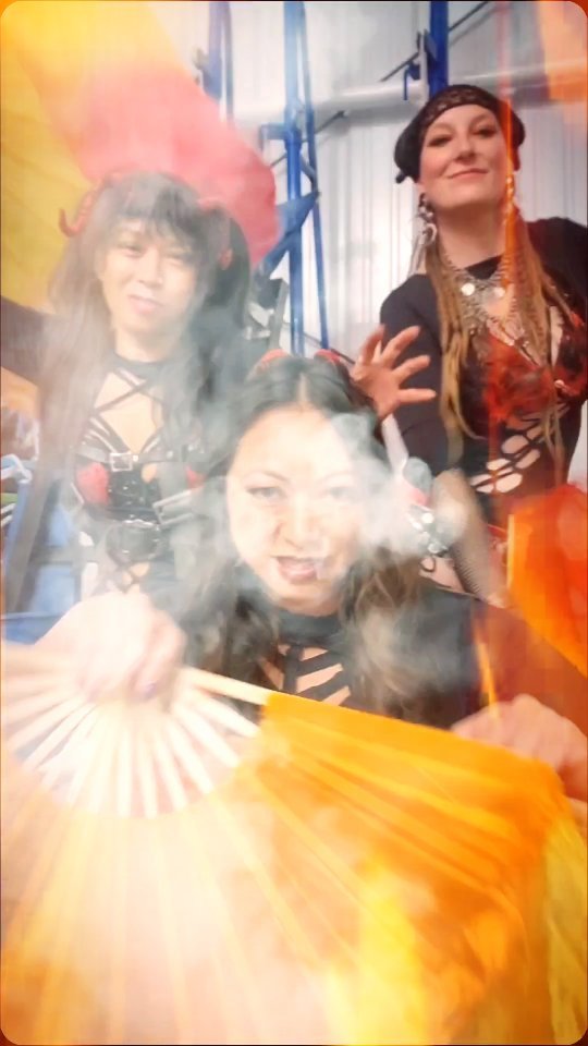 Born from a dragon's breath, these fire creatures have come to stoke the flames at the Oxford Renaissance Festival! 🔥🔥🔥🐲
Thanks to all who came to our shows today! Two more opportunities to catch us tomorrow (Sunday, September 29):
11:15am
3:15pm
At the pub!
#Invoketress #Invoketressdance #dragon #oxfordrenaissancefestival #oxfordrenfest #marysnow #ishrablanco #ishra #bellydancers #fanveils #fire #guelphdance #guelph #magic