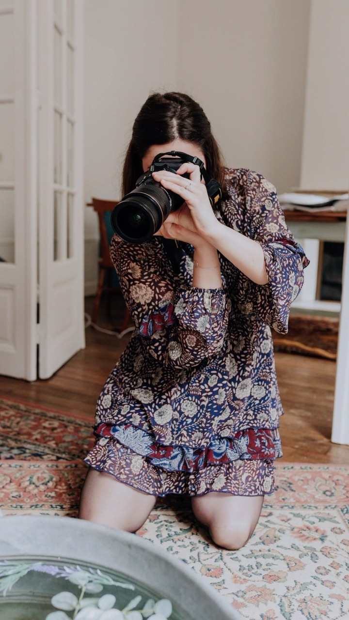 Si vous me découvrez vous ne le savez peut-être pas mais quand vous choisissez de faire un bain enveloppé photographié, c’est moi qui réalise le reportage photo.
Car oui, je suis photographe ! 📸
C’est d’ailleurs ma première casquette.
Pour rappel : Le bain enveloppé est entièrement réalisé par vos soins. Je suis là pour vous accompagner et vous guider tout au long du bain.
Tout en restant prêt de vous, je me fais discrète pour vous laisser profiter de ce moment précieux avec votre bébé. 🤍
Une fois que vous êtes à l’aise, je prends mon appareil pour immortaliser ces instants d’amour et de douceur que vous serez heureux de pouvoir vous remémorer dans quelques temps ou partager avec votre entourage.
Le bain enveloppé vous intéresse ?
Réservez pour vous ou offrez une carte cadeau. ✨
Je me déplace à votre domicile à Vitry-le-François, Saint-Dizier, Châlons-en-Champagne, Reims et alentours
💌 lecoconiris@gmail.com
🌐 www.lecocondiris.com
☎️ 06 01 43 29 62
#reims #bainenveloppéreims #photographereims #bainenveloppé #maman #mamanreims #reimstagram #soinprenatal #soinpostnatal #bienetre #bienetrereims #douceur #amour #bebereims #bébé #mamanbebe #parents
Videos et photos : Boulay de Canon Photographie