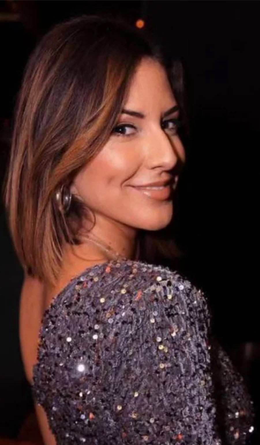 Enfant de la balle, Béryl à été immergée très tôt dans le monde du spectacle, notamment celui du cabaret. Cette passion lui a été transmise par ses parents, qui avaient leur compagnie de music-hall.
Voulant devenir une artiste pluridisciplinaire, elle a decidé de suivre plusieurs cursus. Béryl est arrivée à Paris à l'âge de 19ans, pour suivre une formation de théâtre aux cours Florent. En 2007 elle intègre une école de comédie musicale (danse, chant, théâtre) durant 4 ans à l’ Académie Internationale de Danse.
Elle fit ses premiers pas sur scène au Casino de Paris, dans la comédie musicale Hairspray.
Cette artiste, aux multiples facettes, a ensuite joué dans des spectacles pour enfants, divers cabarets, ainsi que d'autres shows en évènementiels, parcourant la france ainsi que d'autres pays du monde. Depuis 2 ans elle se produit dans des orchestres et restaurants festifs.
Pour suivre cette artiste c'est par ici @berylsufu
Professionnel du spectacle vous souhaitez contacter cette artiste ? Rdv sur notre site / Lien en bio