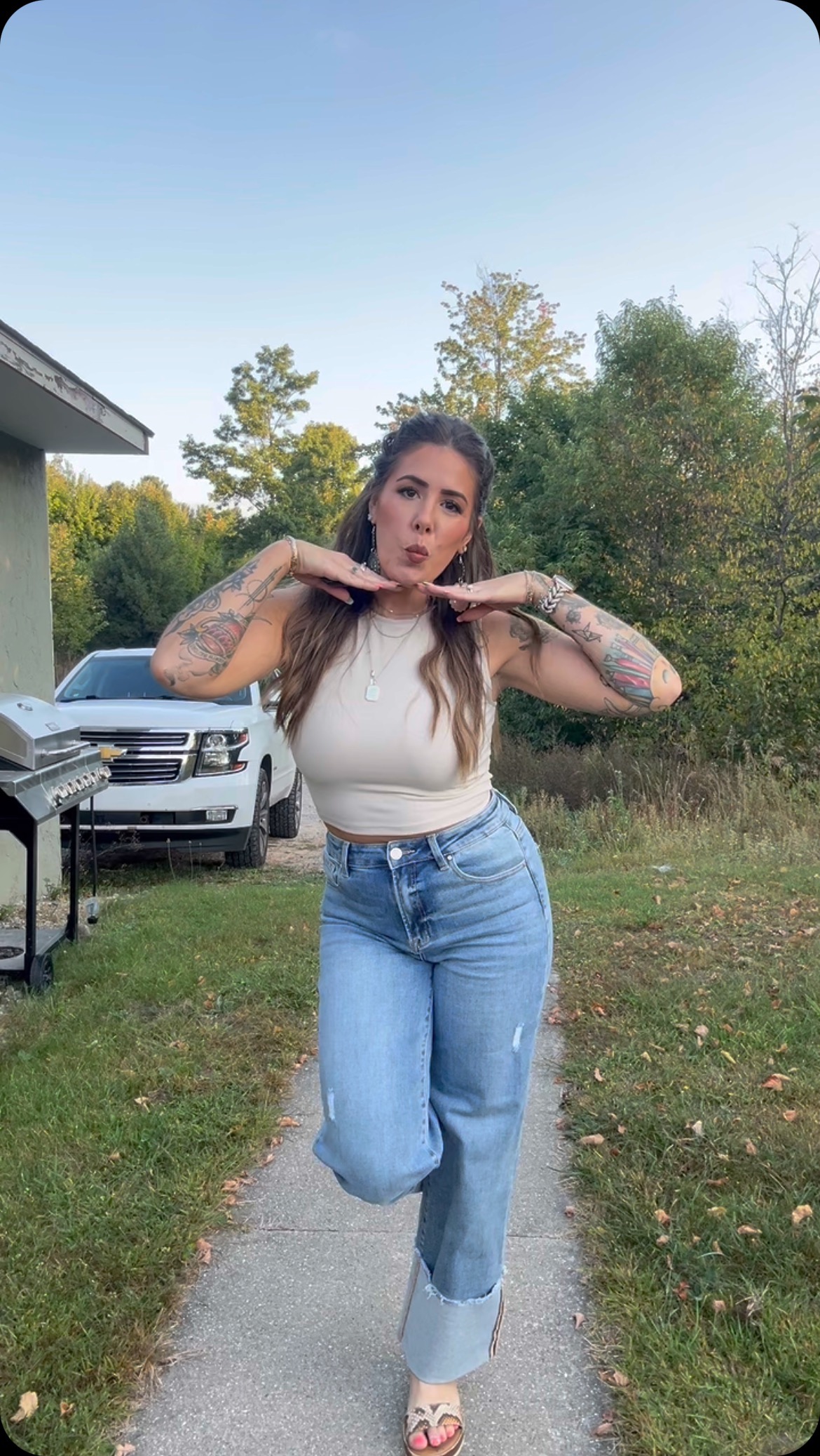 Open up the salon with me this morning.
HEY QUEEN 👑
Shine ENERGY into the world, don’t hold back who you are and NEVER cover up your light!
Happy Thursday yall!