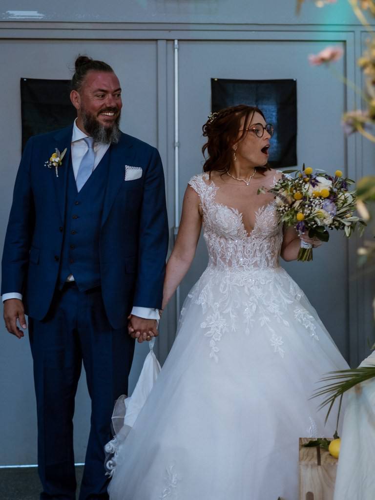 La Dolce Vita 🍋
Un gros travail de lumières pour recréer l'ambiance douce des fêtes de village.
Dans un gymnase???
Et oui on l'a fait.
Des agrumes, tomates et gressins ornant les tables. De bons produits rappelant les soirées d'été italiennes.
Les convives ont pris plaisir à les partager pendant le repas.
Les mariés sont entrés dans la salle sur d'entraînants sons de tarentelle.
--------------------
Wedding team
@les_ptits_cailloux_photography
@peggy_n_afleurdepot
@lamalleodecos
Thomasson traiteur
Les mariés @audrey.campagnolobetemps et @fabiencampagnolo
---------------------