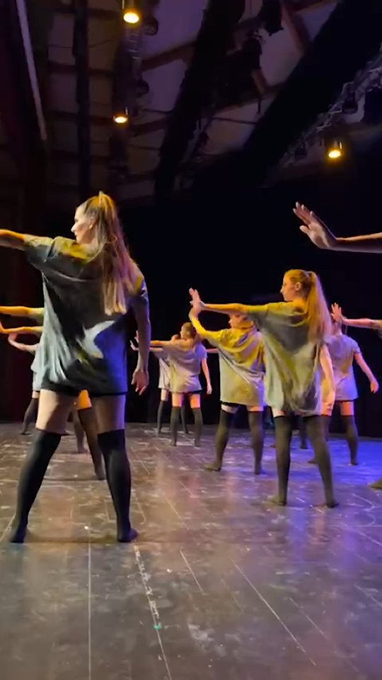 Team street jazz ! ✨😍
Des répétitions au spectacle un régal ! 💪😉
Prêtes pour la rentrée ? 😘
Ps : poster ce réel le jour de l'anniv de queen bey 🐝
#danse #streetjazz #septemeslesvallons #coursdedanse #danseuse #freakumdress