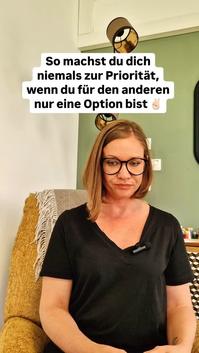 In einer Beziehung sollte es nicht darum gehen, ständig zu hoffen, dass der andere sich endlich entscheidet. Du verdienst jemanden, der von Anfang an klar ist, dass du Priorität bist.
💡 4 Tipps, um nicht die zweite Wahl zu sein:
1️⃣ Dein Wert steht nicht zur Diskussion: Jemand, der dich wirklich liebt, wird dich nicht zweifeln lassen.
Beispiel: „Ich brauche noch Zeit“ sollte kein ständiger Satz in eurer Beziehung sein.
2️⃣ Gefühle sind klar, nicht verwirrend: Wenn du immer wieder grübelst, ob er/sie sich entscheiden wird, ist die Antwort wahrscheinlich schon da.
3️⃣ Selbstachtung ist wichtiger als Hoffnung: Du bist mehr als eine Option, und jemand, der das nicht erkennt, sollte dich nicht halten dürfen.
4️⃣ Geh, um Raum für das Richtige zu schaffen: Manchmal musst du Platz machen für jemanden, der von Anfang an sieht, dass du die Priorität bist.
💖 Speicher dieses Reel als Erinnerung daran, dass du derjenige bist, der klare Entscheidungen verdient – und teile es, wenn du jemanden kennst, der gerade zwischen „Option“ und „Priorität“ feststeckt.
#BeziehungsTipps #Selbstwert #Paartherapie #PrioritätSein