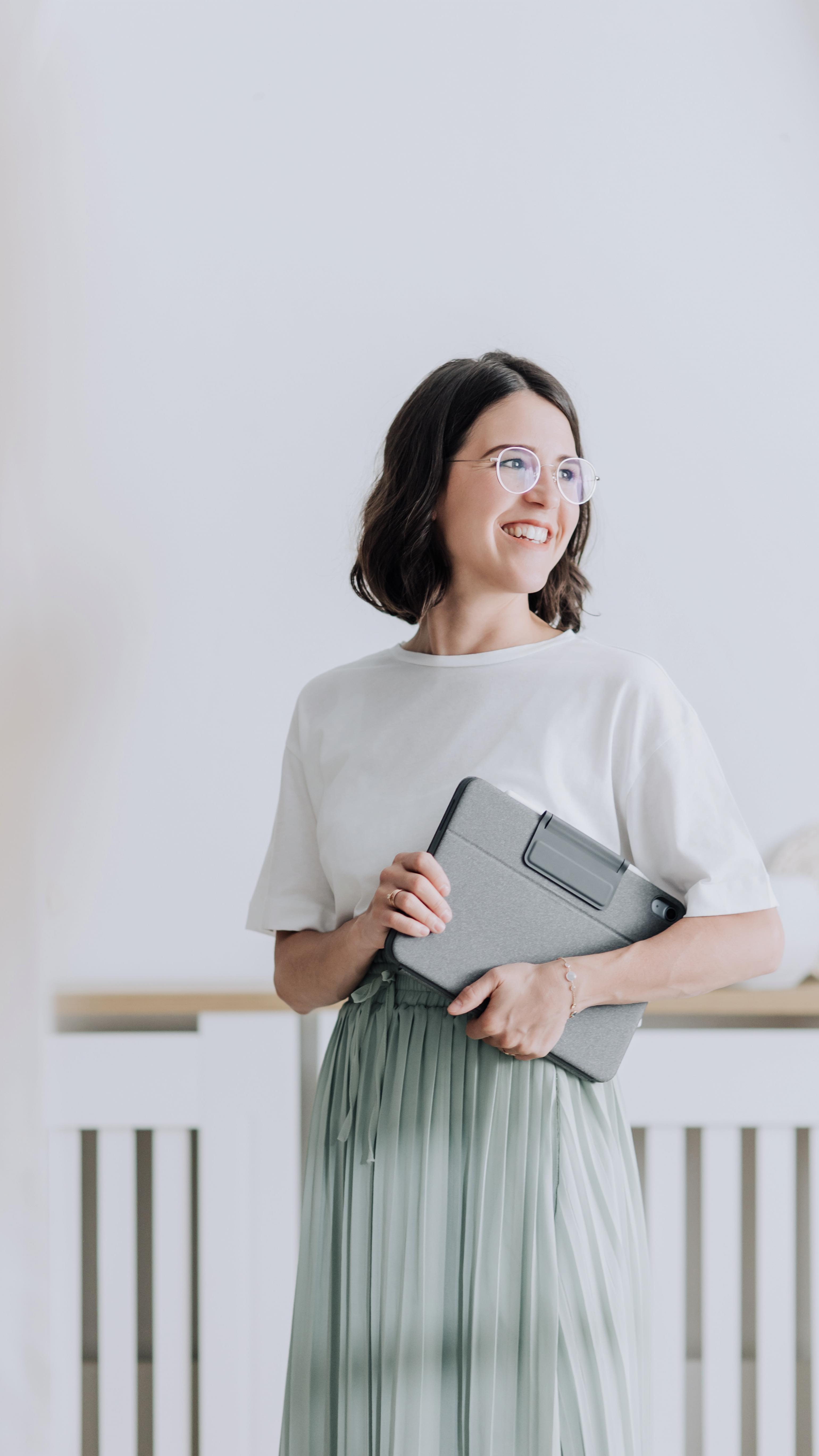 📸 Willkommen in Zittau, Olivia!
Diese starke Frau hat sich gerade hier niedergelassen und startet durch – sie möchte sich in der Logopädie selbstständig machen! 💬✨
Es war mir eine Ehre, sie für ihr Branding-Shooting im Studio zu begrüßen. Wir haben gemeinsam daran gearbeitet, ihre Persönlichkeit und Professionalität in kraftvollen Bildern festzuhalten.
Bleibt dran, um mehr über ihre Reise und die Bedeutung von Branding-Bildern zu erfahren!
👉 Wünscht ihr Olivia viel Erfolg in den Kommentaren!
#NewInTown #Zittau #Logopädie #BlueberryPhoto #FotoloftZittau #StarkeFrauen