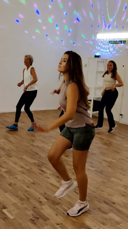 Nu är vi igång med klasserna på riktigt! Tack till alla som var med på årets första Zumba 😍 #zumbastockholm @jallabina.amina