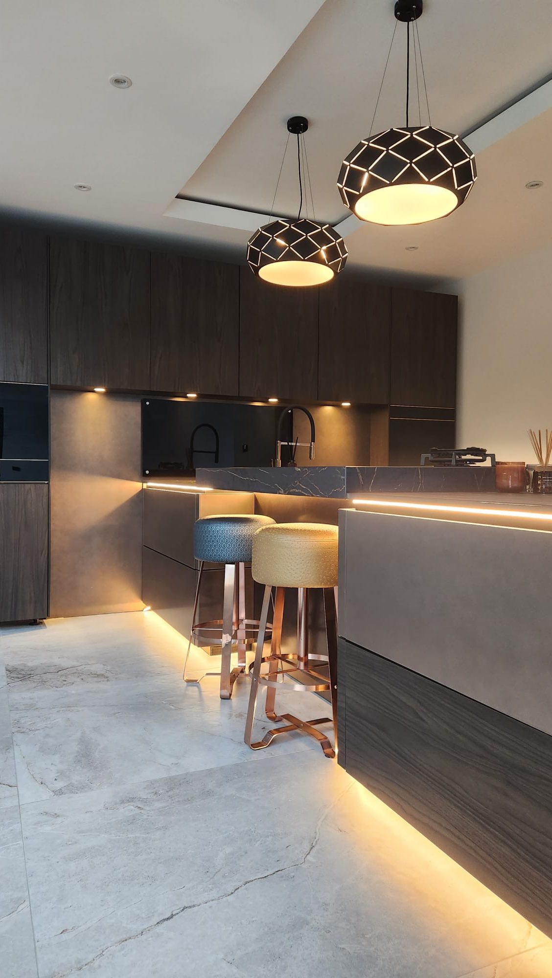 From showroom to stunning! This ex-display kitchen found the perfect home, fitting seamlessly into the space like it was made for it. Luxury meets function, all in one beautiful package. ✨🏡 #DreamKitchen #ExDisplay #SeamlessFit #KitchenGoals