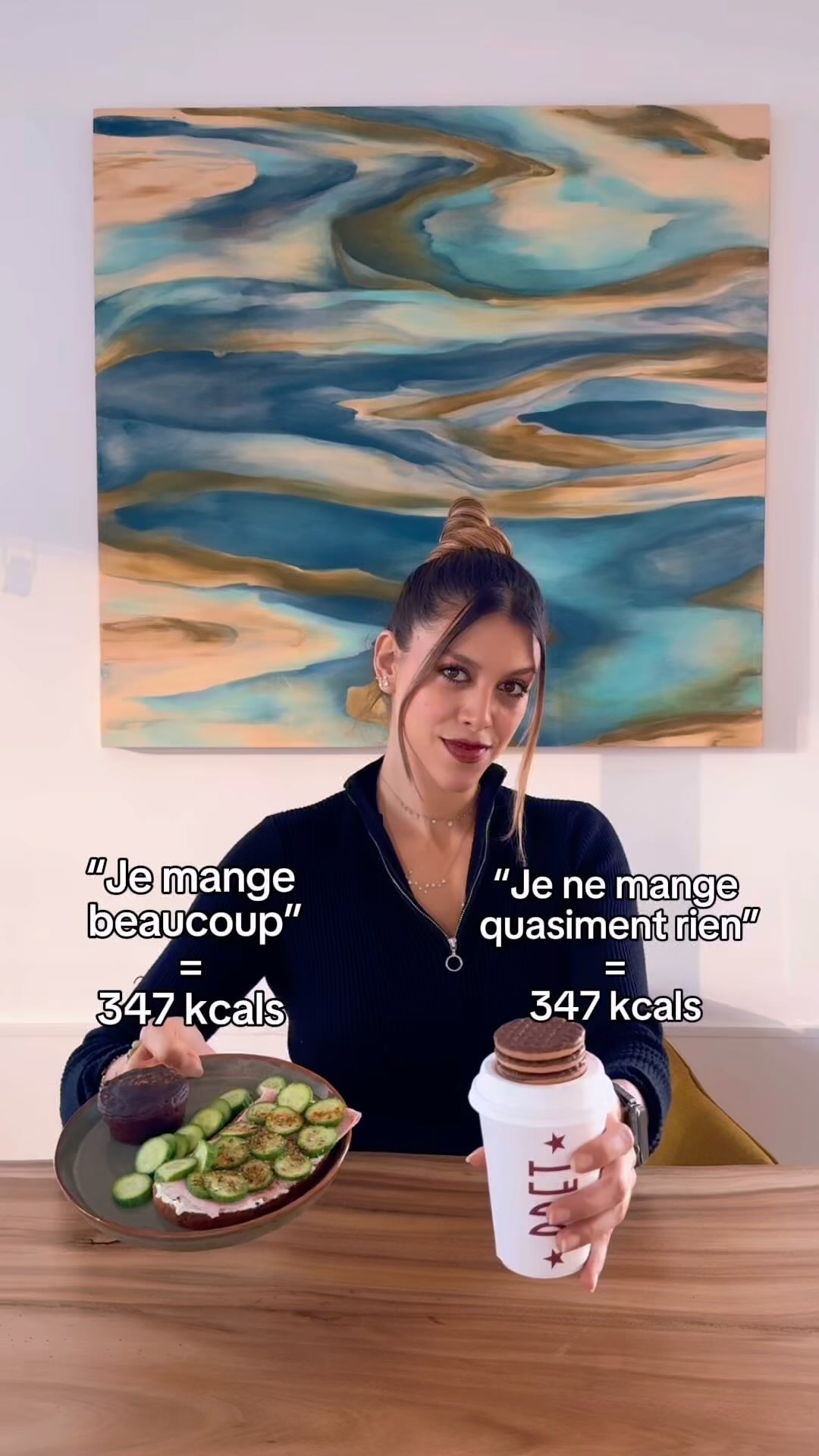 ✨OUVRE-MOI✨
« Je mange beaucoup » vs « Je ne mange quasiment rien »
📊 FAITS > SENTIMENTS
Toutes les calories ne se valent pas ! Ce n’est pas qu’une question de quantité, mais de qualité et de compréhension de nos choix alimentaires. 🍫🥑
Tu te demandes pourquoi un repas équilibré fait toute la différence ? Découvre ce comparatif surprenant ! 🤯
Option 1 : Muffin protéiné au chocolat + toast (sans gluten) garni de jambon, chèvre et concombre.
👉 347 calories en tout
✨ Ce repas équilibré t’apporte :
✅Protéines pour nourrir tes muscles et prolonger la satiété
✅Fibres pour une bonne digestion et une satiété durable
✅Vitamines et minéraux pour l’énergie, la vitalité et le volume alimentaire
✅Glucides de qualité pour un apport énergétique stable
Option 2 : 3 biscuits granola + un matcha latte.
👉 347 calories également
On pourrait penser : “Je n’ai quasiment rien mangé”, car c’est assez «léger » en termes de quantité, beaucoup moins volumineux et se consomme très rapidement. Et donc on a l’impression de ne pas vraiment avoir mangé, même si en réalité il y a un apport calorique. Cette option ne te procure pas le même soutien nutritionnel, et te donnera surtout :
❌ Sucres rapides et peu de fibres, donc peu de satiété (une faim qui revient vite)
❌ Manque de protéines pour la satiété et pour soutenir tes objectifs fitness
❌ Peu de vitamines, minéraux et de volume alimentaire
Leçon du jour : même avec un apport calorique identique (347 kcal), ton ressenti et l’impact sur ton corps peuvent être très différents ! Priorise les repas équilibrés pour te sentir bien, satisfait(e) et plein(e) d’énergie.
Les “petits biscuits”, c’est après avoir nourri ton corps avec de vrais repas ! 💪🏼
💡 Choisis intelligemment et nourris ton corps pour le soutenir sur le long terme.
Quelle option choisirais-tu ? Dit-le en commentaire ! ⬇️
Et pour plus de conseils, d’idées de repas faciles et équilibrés, abonne-toi @julienutrifit pour ne rien manquer ! 💪🏼
#nutrition #flexibledieting #fitnessfood #healthychoices #coach #protein #nutritiontips #thisorthat #alimentationsaine