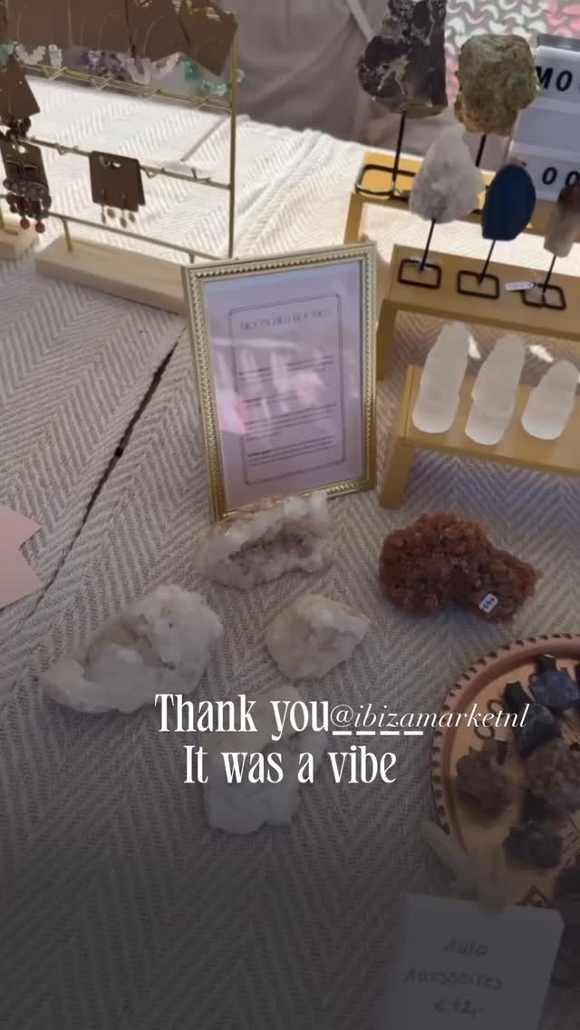 ✨ Wat een prachtige dag was het afgelopen zondag op de Ibiza Market in Willemstad! ☀️ Dankzij het heerlijke weer en de geweldige sfeer kon ik met Moonchild Goodies mijn mooiste kristallen, sieraden en natuurlijke schatten met jullie delen. 🙏 Een grote dankjewel aan iedereen die langs is gekomen bij mijn kraam – jullie maakten mijn dag extra bijzonder! 🌿 Ook een shoutout naar de organisatie van de markt, jullie hebben het weer mogelijk gemaakt. 💫 Blijf op de hoogte voor meer markten en nieuwtjes van Moonchild Goodies! 🌙 #MoonchildGoodies #IbizaMarket #Willemstad #Kristallen #NatuurlijkSchoon #Dankjewel