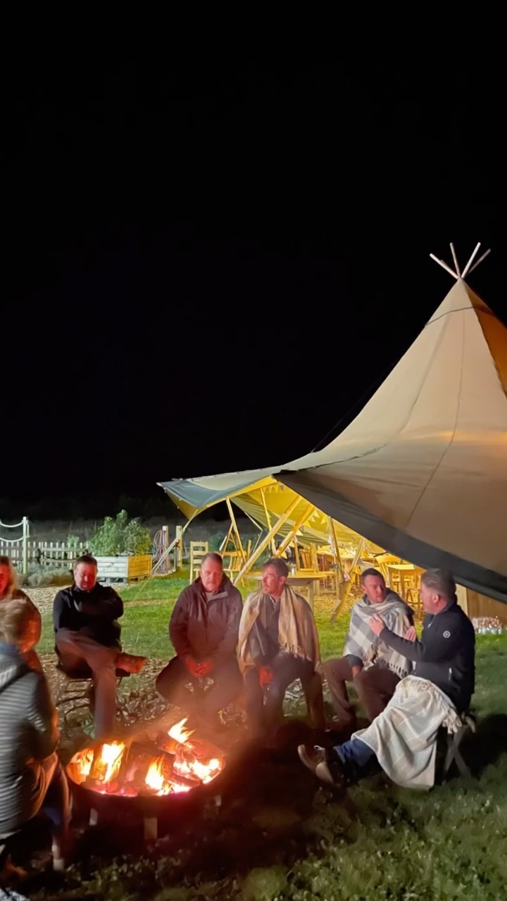 What an amazing final chef supper of the season from Mike @eatyourenvironment brilliantly supported by Pea @thenutritiouspea. SEVEN delicious fire inspired courses including leeks that I’m still dreaming about… Thank you to everyone who came along, it was a brilliant evening despite the less than summery weather! 🤩🔥🌮🥘⛺️
#suffolkdining #suffolkfood #suffolkcoast #thesuffolkcoast