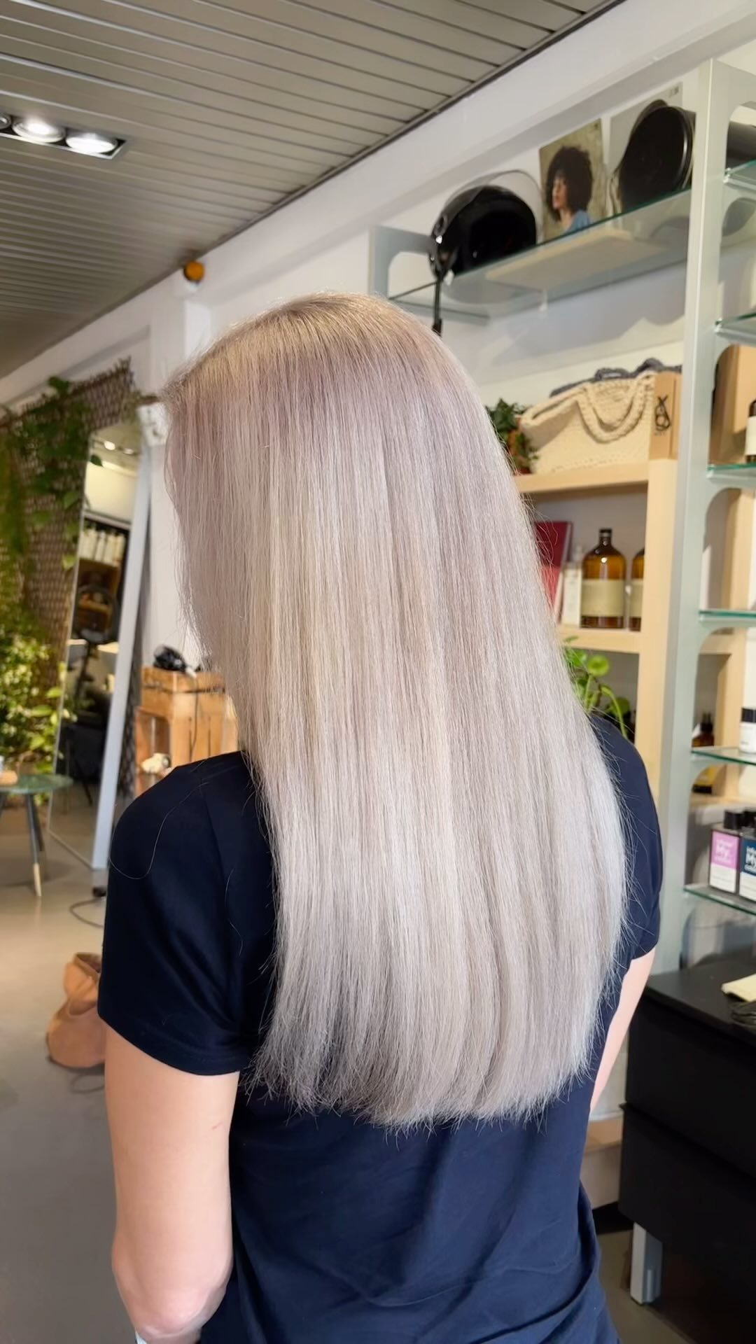 Ontdek de voordelen van onze organische kapsalon en unieke Japanese Head Spa!
Een van onze klanten kwam binnen met ongelijke haarkleuren, variërend van oranje/brassy tot warm goudblond.
Haar wens? Een egale, asblonde kleur en gezonder haar.
Onze stylist Yaren heeft haar haarkleur zoveel mogelijk geëgaliseerd en gecorrigeerd. Nu richten we ons op het herstellen van haar hoofdhuid en haar met onze exclusieve Japanese Head Spa.
Dit proces verwijdert productopbouw, verhoogt de zuurstoftoevoer naar de hoofdhuid voor betere haargroei, en geeft het haar een keratineboost voor een gladde, glanzende finish.
Houd er rekening mee dat dit een proces is dat geduld vergt.
Boek vandaag nog een afspraak om zelf te ervaren wat onze natuurlijke behandelingen voor jouw haar en hoofdhuid kunnen doen!
www.eorganicsalon.nl