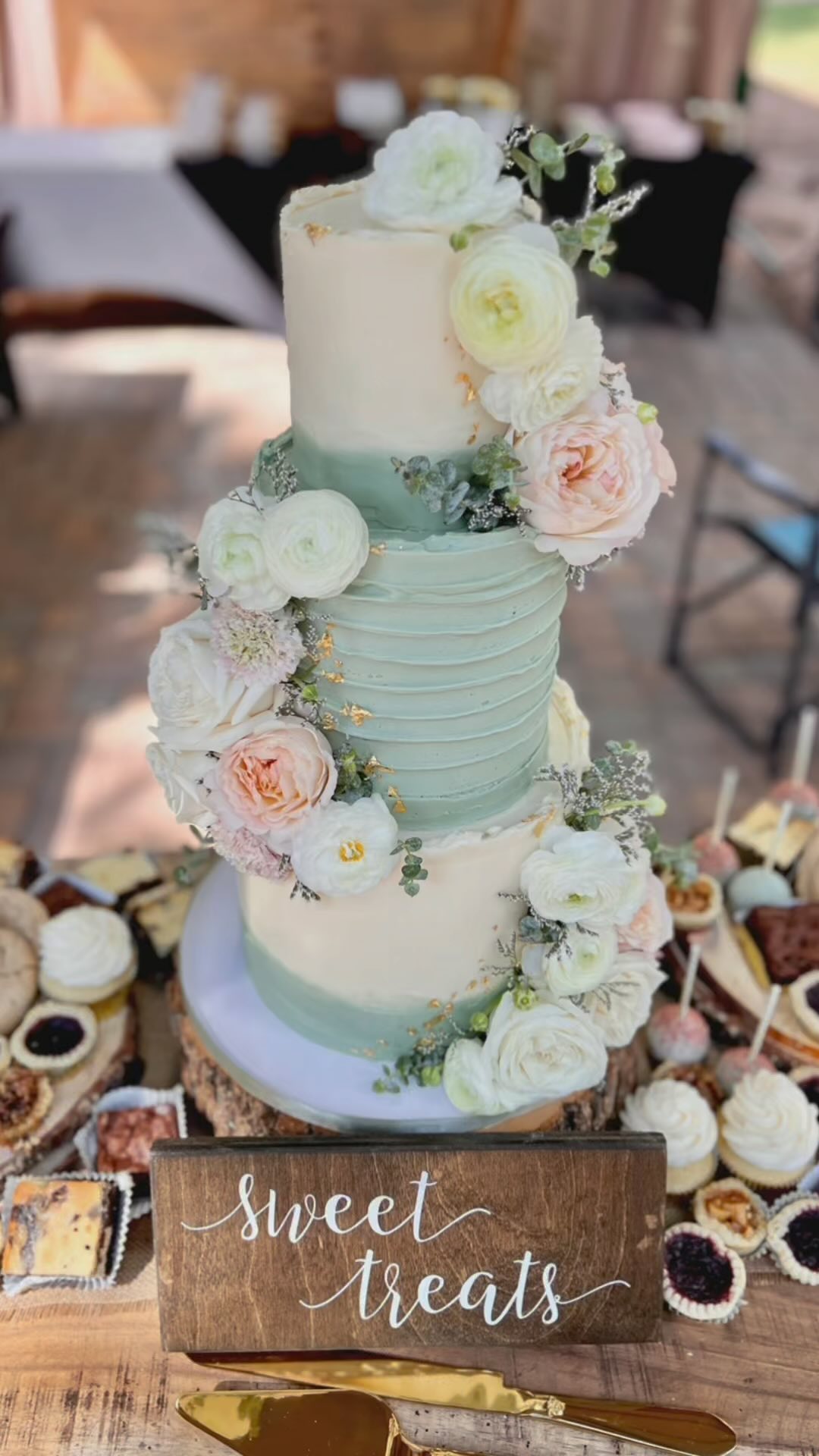 Happiest Birthday to Jolene!! 🥳🎉💕She celebrated the big 5-0 last month and hosted the most beautiful celebration with family & friends!
We were so honored to have been trusted with this special moment! Featured is a dessert display to die for! Cookies, mini pie bites, cake pops, cupcakes, brownies and of course the stunning three tiered rustic edible centerpiece! Had so much fun creating this one and we loved the outcome!
Jolene, we hope you had the best day! 🥰 Thank you for letting us be a part of your celebration! Happy Birthday! 🎉
#50thbirthday #bigbirthdaybash #rusticbirthdaycake #floralbirthdaycake #dessertdisplay #dessertcharcuterie #desserts #dessertgrazingtable #paysonazbakery #paysonaz🌲 #kendrascountrybakery