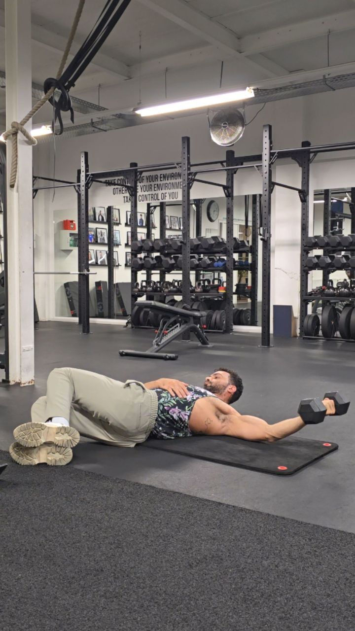 Yessss another #gymhack for ya...
These two chest flyer routines are absolute killer, especially the first one 😏
If you haven't tried this yet, you can not say anything about this drill. Which is, btw a great accessory workout for planches or if you need to release tension on your chest and back👌
Tag your workout buddy or share this with someone who needs more help with the planche💪
#fitnesshacks #calisthenics #thankmelater #corestrength #planche #streetworkout #fitnessjourney #fitforlife