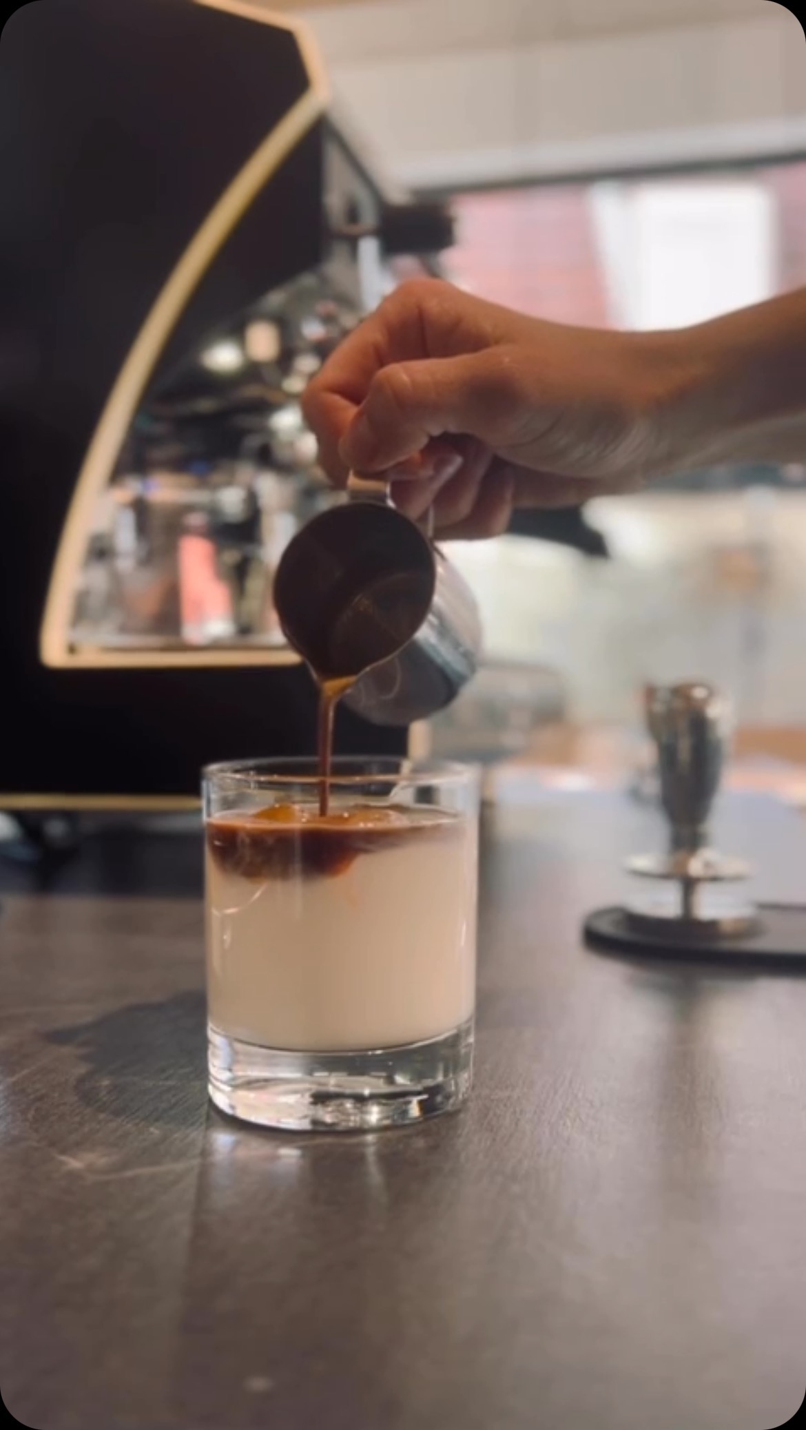 Auch noch nicht bereit für den kalten Herbst? 🍂🥶 ❄️ Hol dir noch ein letztes Stück Sommer bei uns im Hofladen – mit einem erfrischenden Iced Coffee. Perfekt, um die Herbsttage zu versüßen! ☕🍁 #bio #regional #Superfood #vegan #biozertifiziert #gesund #vitamine #franken #foodphotography #heimatliebe #kauflocal #eisen #familie #aronia #likör #saft #deutschland #startupbusiness #nachhaltig #supportsmallbusiness #supportyourlocal #sanddorn #kürbis #geschenkideen #trockenbeeren #familienbetrieb #nachhaltigkeit #trüffel #hofladen