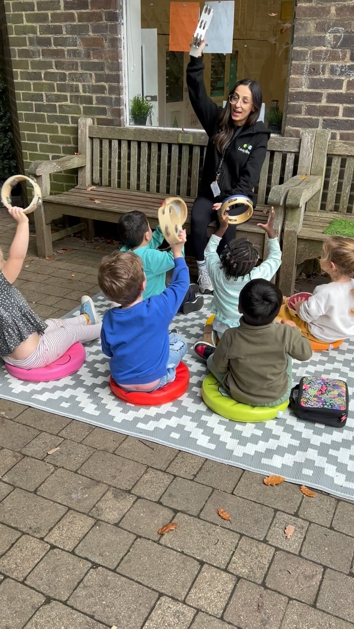 Shake & Stop🎶
A great way to encourage and support children’s listening and attention skills through music!
#earlyyearssongs #earlyyearsideas #songtime #communicationandlanguage