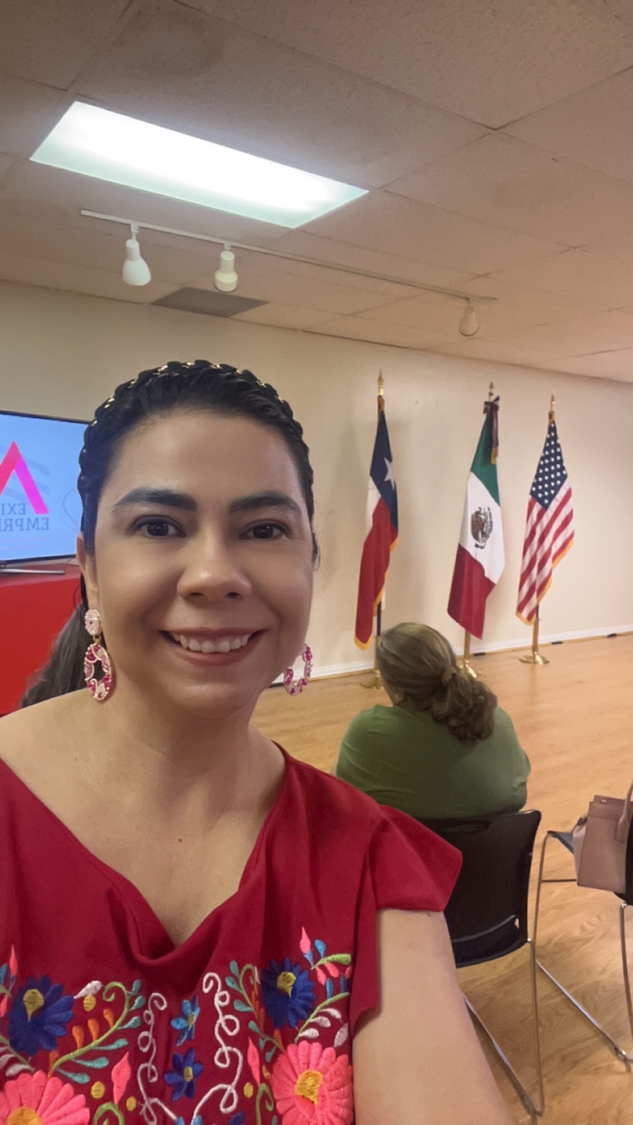 Hoy celebro con orgullo ser parte de ‘Mexicana Emprende’, un programa que empodera a mujeres como yo a alcanzar nuestros sueños. Gracias al consulado de México en el Dallas y la Cámara de Comercio de Grand Prairie así como a la señora @claudiaherrmannoficial y al Instituto de los Mexicanos en el Exterior por brindarnos las herramientas necesarias para brillar en el mundo del emprendimiento. Juntas, somos fuerza, somos cambio. ¡Vamos por más! 🇲🇽✨ #MexicanaEmprende #MujeresEmprendedoras