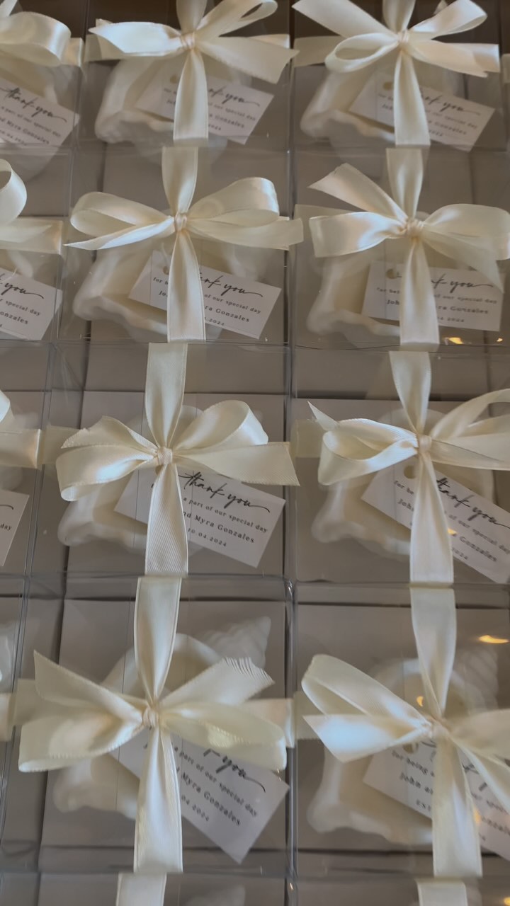 we had an order for wedding party favors… & that’s where all the fun began! we worked together with our customer to customize everything exactly as she envisioned 💭
- choice of vessel (Ceramic conch shell)
- choice of scent (coconut + citrus)
- custom label design
- choice of box + color
- custom ribbon
- easy drop off delivery
All the little things DO matter especially on someone’s big day.
Thank you @myrakinss for your easy communication and allowing us to be a part of your special day. It was so much fun crafting these beautiful favors and working with you throughout the designing process. Congratulations! 💍🤍💒
#weddingfavors #customweddingcandles #weddingcandles #thankyoucandles #weddingdecor #bridetobe #brideandgroom #engagementpresents #love #customcandles #sanclemente
