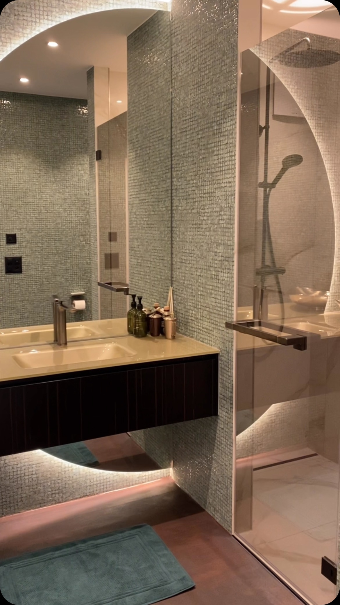 💫Guest bathroom transformation💫
From outdated to oasis: Watch this bathroom blossom into modern serenity!🌿 We’ve elevated the space with tile-effect wallpaper that mimics a textured ceramic feel, adding depth and character. The addition of a wooden new washbasin and toilet brings a fresh touch, while fresh ceramic tiles in the shower create a spa-like experience. A strategically placed mirror behind the washbasin enhances the room’s spaciousness, adding a special effect with the LED lighting behind it✨