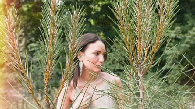 ✨Célébrer la beauté brute.
✨L’ammonite, fossile ancestral, porte en elle des millions d’années d’histoire.
Ses spirales naturelles racontent l’évolution, la puissance du temps, et l’élégance de ce qui survit à tout.
Chaque ammonite est unique — comme celle qui la porte.
Un fragment de Terre. Un bijou minéral, intemporel et vibrant de sens.
@yasminsanse
@lomartinwilder
@sarahchikar