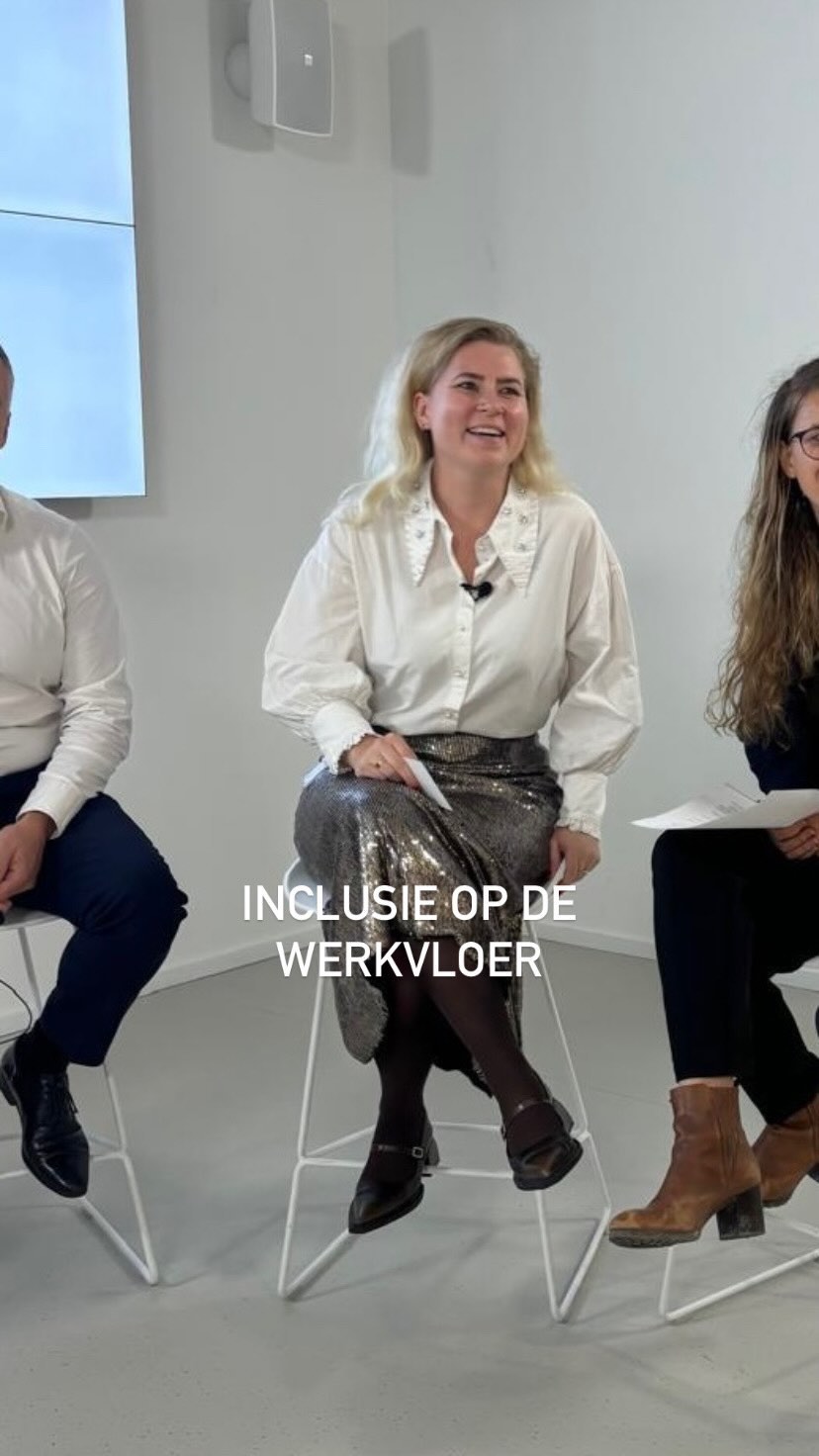 Inclusie op de werkvloer is iets dat niet alleen in onze organisatie onderwerp van gesprek zou moeten zijn. Binnen bedrijven wordt er vaak wel aandacht besteed aan diversiteit, maar niet genoeg aan het welzijn van die diverse groep mensen, dus de inclusie. En laat dat nou precies mijn passie zijn!
Alleen door dit gesprek te voeren vind ik Schneider Electric echt al vooruitstrevend! En hoe vet dat ik gewoon voor 1 dag Eva Jinek mocht zijn?!