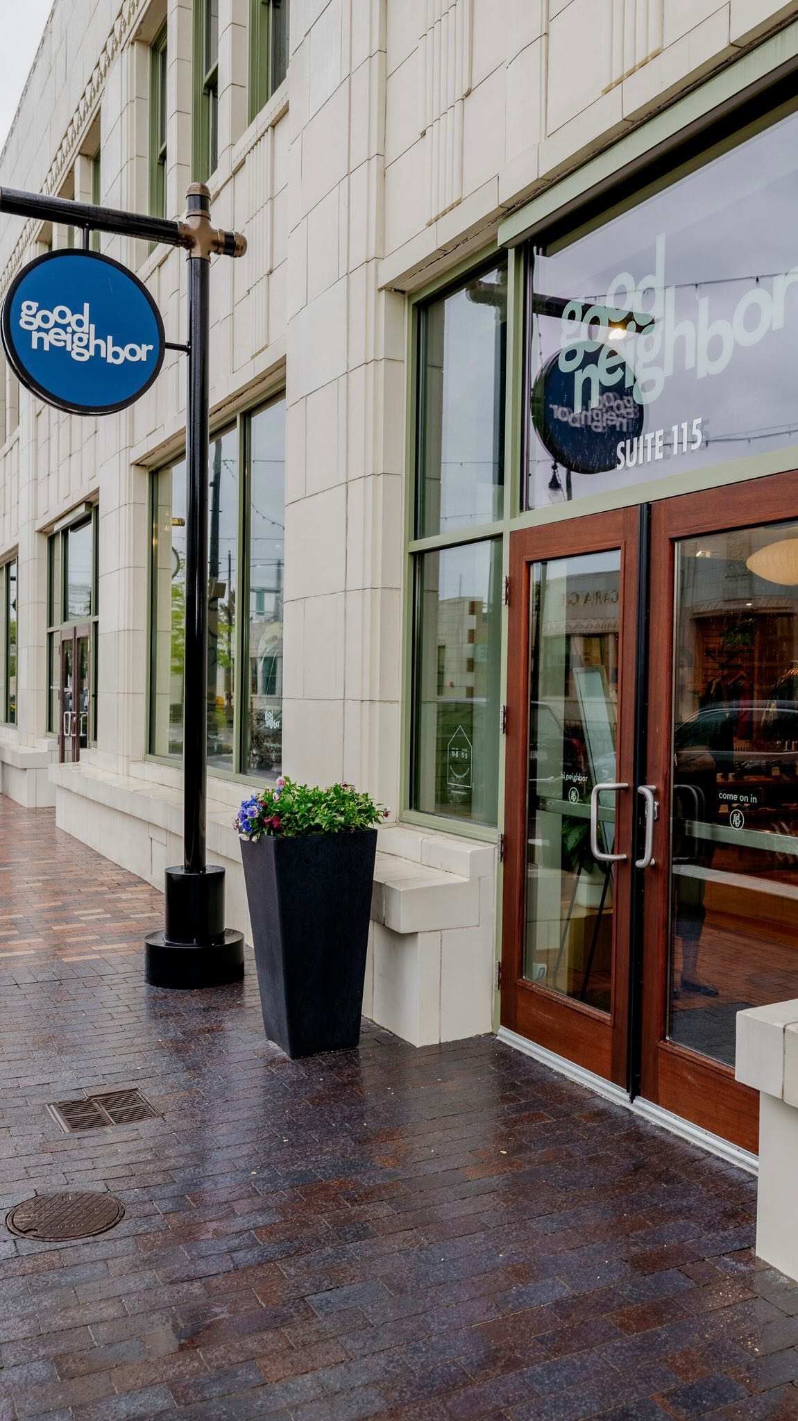 Did you know… @shopgoodneighbor offers private shopping events! 💃🏼
They can accommodate up to 50 people. Enjoy shopping with your pals and getting to know your (good) neighbors. This includes 1-2 hours of private shopping, styling services, and small bites and bevs!
Send an email to hi@shopgoodneighbor.com or DM @shopgoodneighbor for more info!