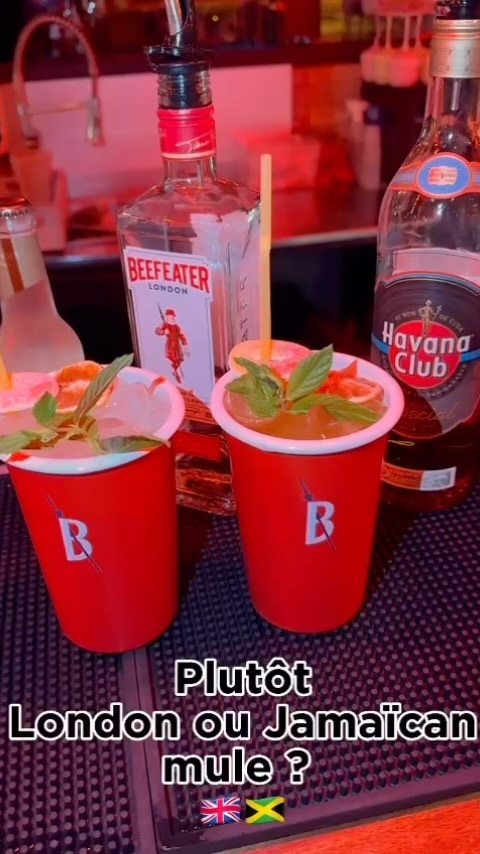 Le Mule cocktail est un breuvage rafraîchissant et polyvalent, avec une histoire riche, surtout liée à la variante la plus célèbre le Moscow Mule. Origines du Moscow Mule :
Le Moscow Mule a été inventé au début des années 1940 aux États-Unis, malgré son nom à consonance russe