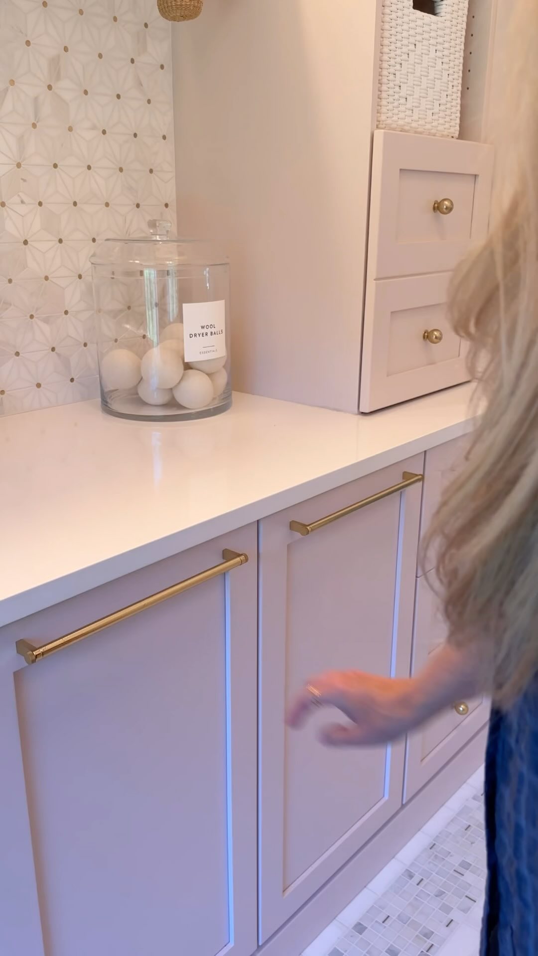 Hidden Iron dock and board from one of our bespoke laundry rooms🤩
#laundryroom #hiddenstorage #laundryday
Video by @ryanshapirophotography