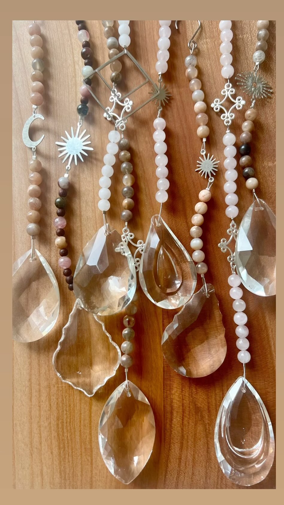 Die Wirkung von Suncatchern ist vielfältig. Zum einen dienen sie als Blickfang und verschönern jeden Raum oder Garten. Durch die reflektierten Lichtstrahlen erzeugen sie zudem eine entspannende und beruhigende Wirkung, die besonders in stressigen Zeiten oder als Meditationshilfe hilfreich sein kann.
Darüber hinaus werden Suncatcher auch oft als Glücksbringer oder Schutzamulette angesehen. Sie sollen positive Energie und Schutz vor negativen Einflüssen bringen und somit das Wohlbefinden und die Lebensqualität steigern.
#edelsteine #deko #suncatcher #farben #edelstein #fensterdeko #glück #homesweethome #meditation #gartendeko #diy