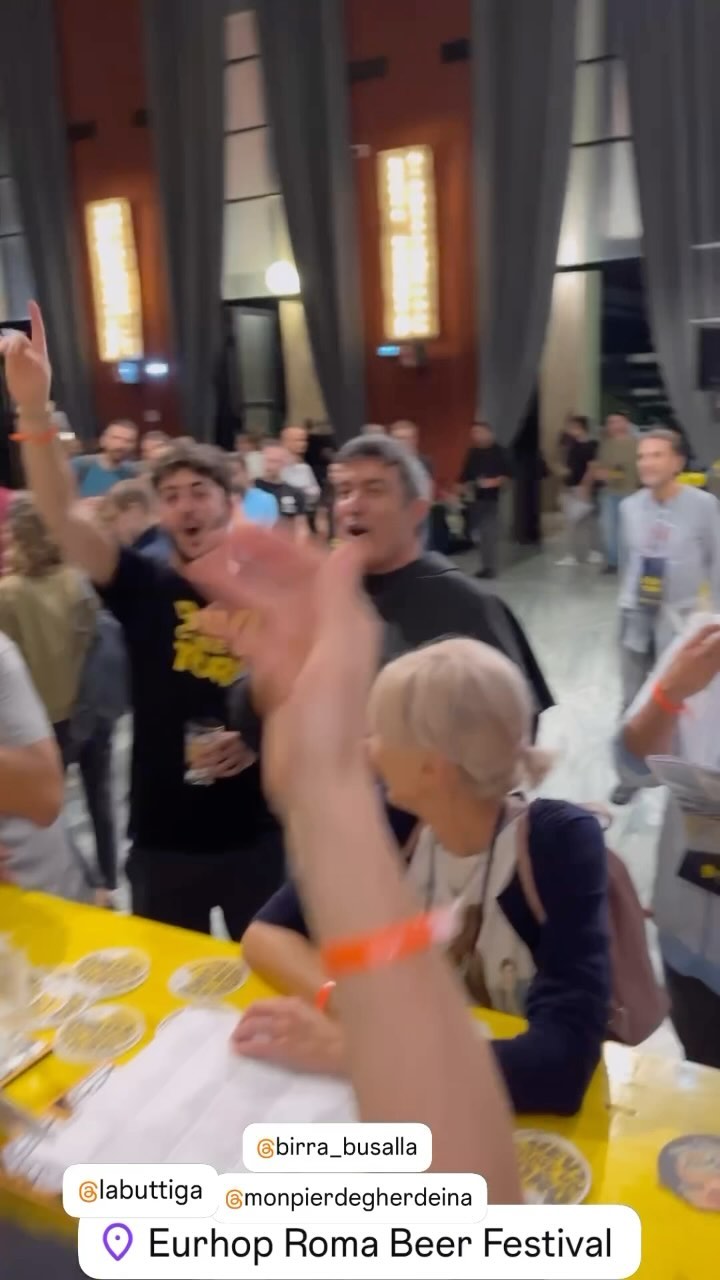 Cori ufficiali con Padre Mino di @duefusti A @eurhop_roma_beer_festival #BEVICOMEUNTORO