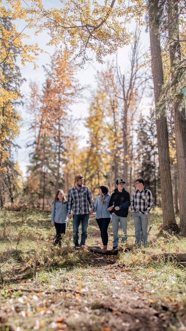 Dear MacQueen family…you are my people. Your ‘we can’t be serious’ vibe and the genuine belly laughs were so energizing to witness! We dodged the cow patties perfectly to make for some stunning shots! Keep living life out loud as you do so genuinely! #yegfamilyphotographer #yegfamilyphotography #thanksgivingweekend #yegthanksgiving #yegfall #yegfallphotography #acreageliving #acreagelife #acreagefamily #countrylivingphotograghy