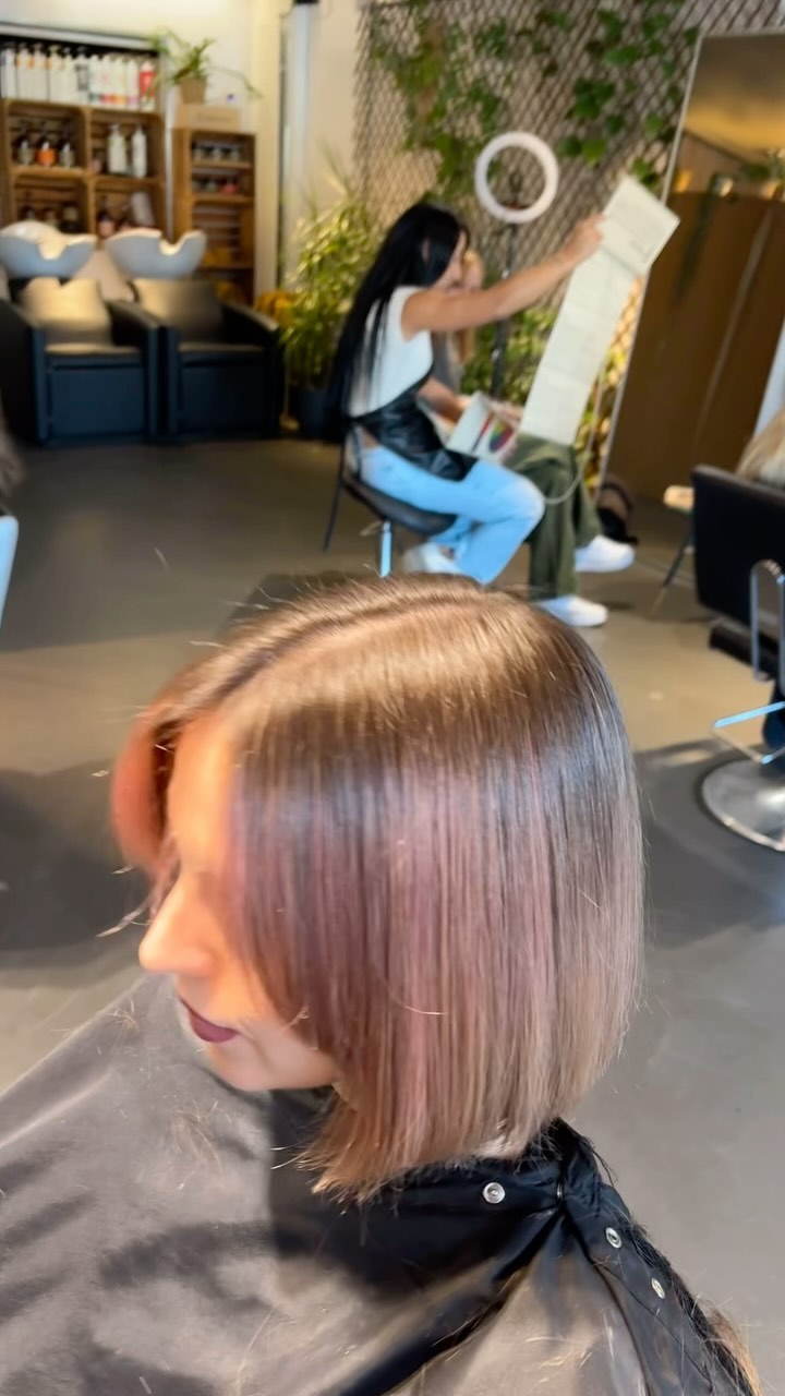 Take a look behind the scenes at E Organic Salon as we create stunning balayage and highlights! 🌿
Using only organic products, we craft beautiful, natural color while keeping your hair healthy.
Ready for a fresh look? Let us transform your hair with gentle, eco-friendly color treatments! 💇♀️
Book your appointment now and shine with your new style;
www.eorganicsalon.nl or send us a DM.
#Balayage #Highlights #OrganicSalon #HealthyHair #EcoFriendlyBeauty #ecosalon #japaneseheadspa #scalpcare #bestsalonnearme #balayageexpert #colorspecialists