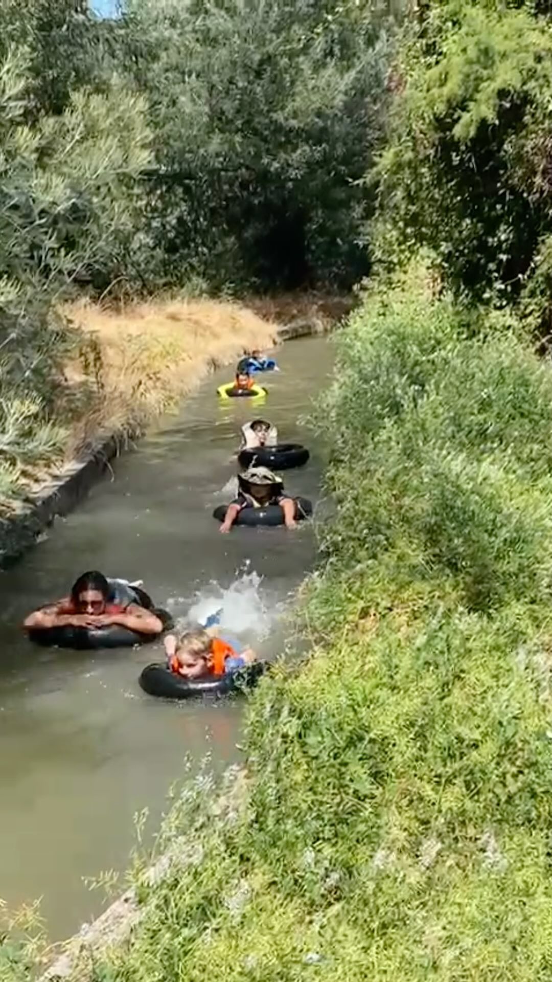 10 Razones para Unirte a Camp Mákemáke Este Verano
1. Inmersión en la Naturaleza: Disfruta de la belleza del aire libre en una granja orgánica de arándanos.
2.Aventura Asegurada: Participa en actividades emocionantes como senderismo y kayaking.
3. Fogatas y Cuentos: Comparte historias y asa marshmallows en noches acogedoras.
4. Construcción de Amistades: Haz amigos para toda la vida en un ambiente divertido y solidario.
5. Expresión Creativa: Participa en manualidades y obras de teatro que estimulan la creatividad.
6. Personal Internacional Bilingüe: Aprende y practica inglés con un increíble equipo de monitores.
7. Vida Saludable: Disfruta de comidas frescas y deliciosas.
8. Diversión para Todas las Edades: Actividades diseñadas para niños de 6 a 14 años, asegurando que todos se diviertan.
9. Crecimiento Personal: Desarrolla confianza e independencia en un entorno cariñoso.
10. Desconectar y Recargar Energías: Desconéctate de las pantallas y conéctate con la naturaleza y los demás.
¡Únete a nosotros para un verano inolvidable! Más información en www.campmakemake.com.
