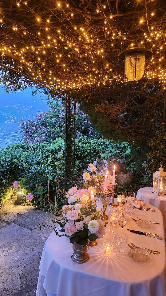 Romantic privee dinner
#lagodicomo #lakecomo #lakecomovillas #lakecomohotels #lakecomorestaurants #candlelightdinner #romanticdinner #proposal #anniversary #dinner #dinnerideas #comolake #comolakeside