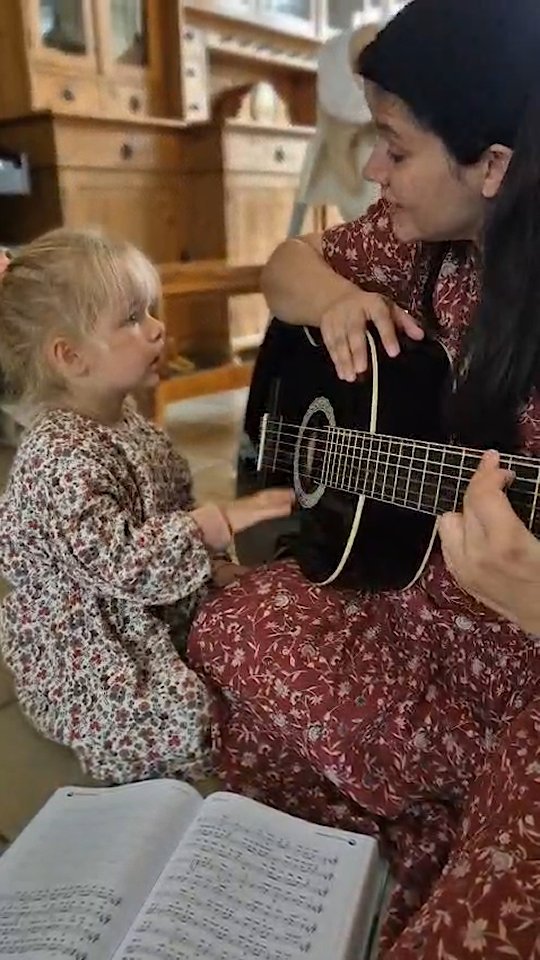 Wat een zegen om tante van dit lieve meisje te zijn! Ze is dol op eenden en kuikentjes, dus dit lied is voor haar 🪿🐣 Ik hou van je, Eden Saartje ❤️
▪︎
Kind van zus @wjhannass