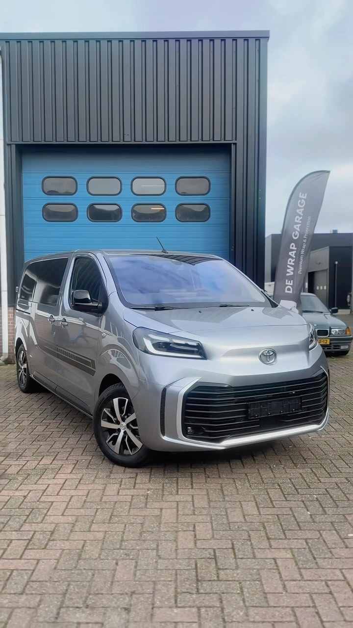 Deze bus van @toyota.dejonge heeft een make-over gekregen bij De Wrap Garage! 🖤
Dit hebben we allemaal aangepakt:
☑️ Glasslook ramen wrappen
☑️ Achterruit getint
☑️ Spiegels geplakt
☑️ Custom striping toegevoegd voor een sportieve uitstraling.
☑️ plus, instaplijsten beschermd met folie. 🚐✨
Wat vind jij van het eindresultaat?
#toyota #carwrap #customstriping #carenthusiast #carlover #wrapping #dewrapgarage #goes