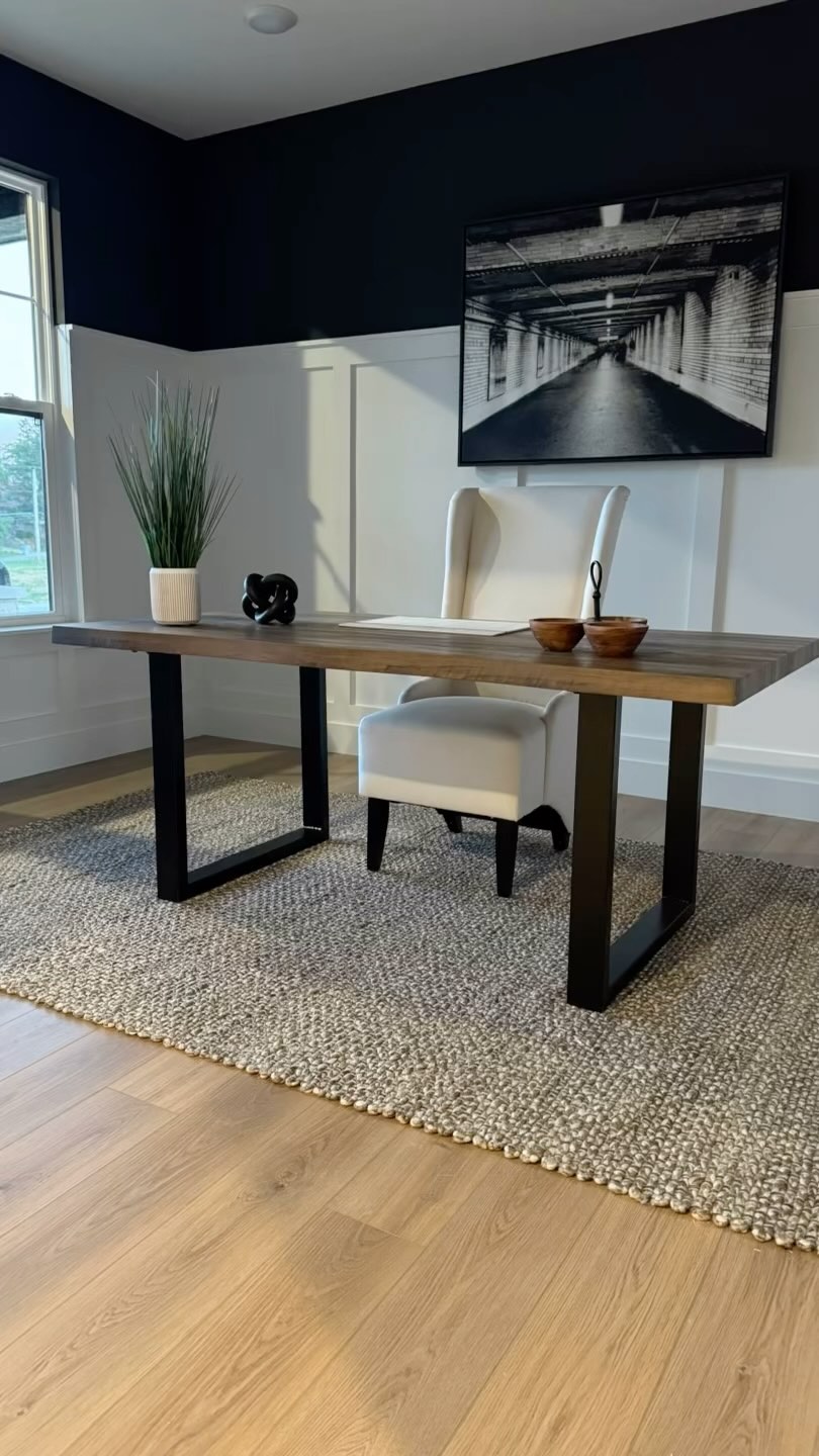 New display alert!!! Check out this beautiful new construction home we staged for Houston Homes at Alder Creek! Loving the high contrast mixed with warm natural tones and finishes.