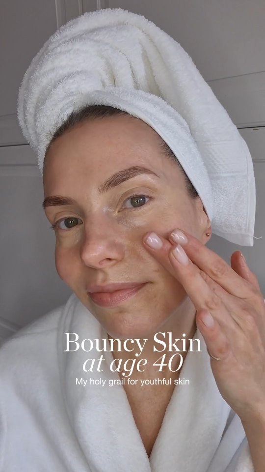 This serum is for you if you want ✨️
• Bouncy and youthful looking skin
• Improve skin elasticity and firmness
• Target fine lines and wrinkles
• Slow down premature skin aging
• Moisturize and soften
Learn more about Le Youth Sérum on commecaskincare.com 🤍
•
•
#commecaskincare #naturalskincare #antiagingserum #natuurlijkehuidverzorging #consciousskincare #positiveaging #serum #skingoals #agingskin