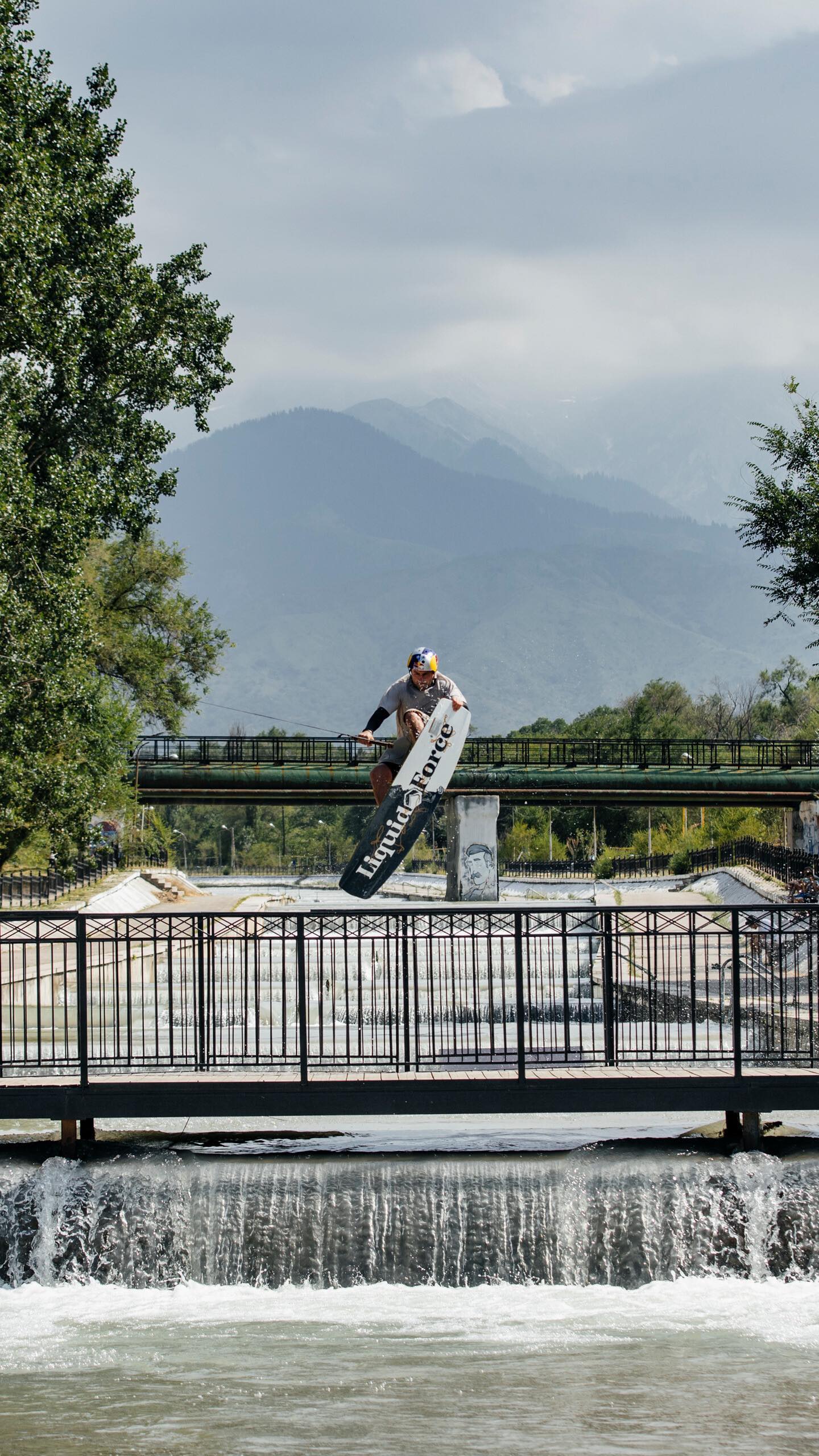 Some of us are just barely managing to do one drop of this height … @felixgeorgii is doing five in a row! 🩼🤯
@redbullkazakhstan