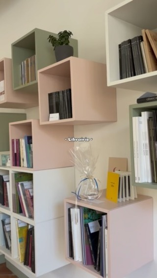 Bienvenue dans notre magnifique librairie 📚🪭
@campredonartetimage @islesurlasorguetourisme @villedelislesurlasorgue
#campredonartetimage #musee #librairie #centredart #exposition #danslavague #islesurlasorgue #vaucluse #suddefrance #art #culture #museum