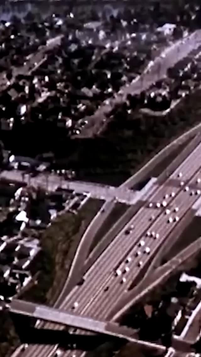 Todo comenzó con una visión optimista en 1956 ✨
Mientras Estados Unidos vivía una transformación urbana sin precedentes en la que las ciudades crecían hacia los suburbios 🏡🚗 y el automóvil se consolidaba como el medio de transporte por excelencia, Victor Gruen soñaba con crear un espacio que fuera más que un simple conjunto de tiendas 🏬
Así nació el Southdale Center en Edina, Minnesota, el primer centro comercial completamente cerrado y climatizado ❄️ Gruen imaginó un lugar que funcionara como una plaza pública protegida 🏛️, un espacio social donde las personas pudieran reunirse, conversar 🗣️ y disfrutar actividades culturales 🎭, lejos del ruido y el caos de la ciudad.
Sin embargo, la realidad pronto se alejó de su ideal. La expansión masiva hacia los suburbios y la creciente dependencia del automóvil 🚙 transformaron estos espacios en símbolos exclusivos del consumo 🛍️
Gruen, años más tarde, terminaría profundamente desilusionado con la creación que había concebido. Veía cómo los malls, en vez de fortalecer comunidades, contribuían a la decadencia del espacio público.
De igual forma, durante los años 70 y 80, su crecimiento fue imparable. Grandes tiendas como Sears, JCPenney y Macy’s garantizaban tráfico constante, mientras los pasillos se llenaban de tiendas de ropa 👗, joyerías 💎, tiendas de discos 🎶 y salones de belleza 💇♀️
#VictorGruen #HistoriaDeLosMalls #Urbanismo #Arquitectura #CentrosComerciales #DecliveDelMall #PlanificaciónUrbana #HistoriaUrbana #Malls #Retail #CulturaUrbana #DesarrolloUrbano #HistoriaDeLasCiudades #CiudadesEnTransformación