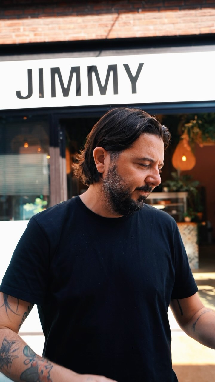 Zelfstandig werkend kok / keukenmedewerker
- 32 uur per week
- Je werkt ook in het weekend
- Opleiding of relevante werkervaring is een vereiste
Wij zijn op zoek naar een nieuwe collega. Iemand met een opleiding tot zelfstandig werkend kok of ervaring in een professionele keuken waar op hoog tempo gerechten bereid worden.
Als keukenmedewerker is je primaire taak dat onze ontbijt- en lunchgerechten bereid worden. Je begint ‘s ochtends met de mis en place en bakt producten uit onze bakery. Ondertussen gaan de deuren open en krijg je de eerste bonnen met ontbijtgerechten.
Ons concept en menu zijn altijd in beweging en je denkt mee over nieuwe gerechten en verbeteringen van gerechten en processen. We hebben plannen om het komende jaar onze keuken en activiteiten uit te breiden. Hierbij wordt je betrokken en je helpt bij de ontwikkeling van nieuwe gerechten en producten.
Je werkdag begint rond half 9 en meestal zul je rond 5 uur klaar zijn. Je vaste dagen zijn: dinsdag, donderdag, zaterdag en zondag. Het is mogelijk om in overleg af en toe een dag te ruilen met collega’s.
Stuur een e-mail met CV naar info@jimmycoffee.nl