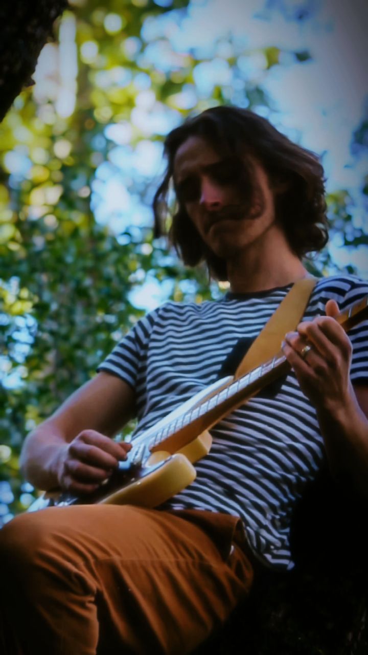 The maestro @zachmakesrecords laying down Dire Straits-esque pickins' on Signs of Life.
#guitar #pnwart #pnwmusic #seattlemusic #bellinghamwa #classicrock #direstraits