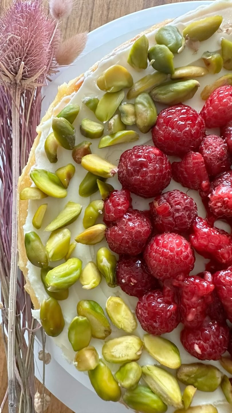 Cheesecake con crema de chocolate blanco, frambuesas y pistachos: Base de vainilla, cream cheese de chocolate blanco con cobertura de frambuesas y pistachos.
Si la felicidad tuviera un sabor, sin duda sería el de este cheesecake! 🫠
#cheesecake #cheesecakeframbuesas #pistacholovers #cheesecakelover #nordelta_ciudad #cheeselover #pistacchio #pistacho_the_secret_of_desserts #cheesecake frambuesapistacchio