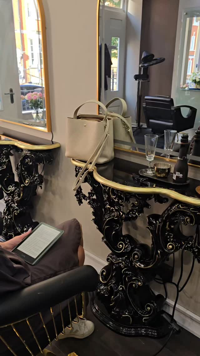 Beautiful colour transformation paired with a little Prosecco treat – because you deserve a touch of luxury ✨🥂 #HairGoals #MaryleboneSalon #ColourRefresh#baleyage