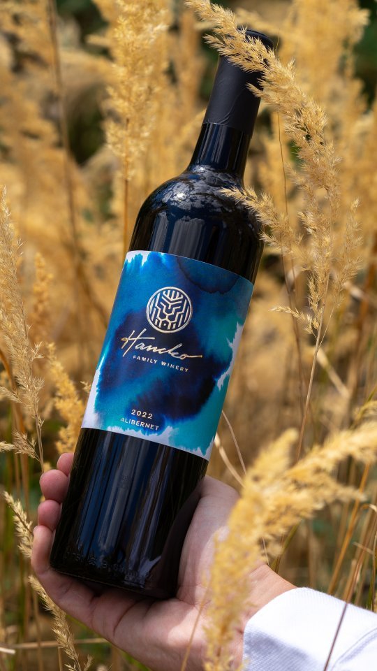 Sada etikiet s ručne maľovanými grafikami pre @vinohancko ✨ Tešia ma tieto kreatívne, no pritom jednoduché riešenia. Ak aj vy potrebujete spracovať obaly pre váš produkt, neváhajte sa ozvať. ;)
A set of labels with hand-painted graphics for @vinohancko ✨ I am pleased with these creative, yet simple solutions. If you also need to process packaging for your product, do not hesitate to contact us. ;)
#znovadesign #znova #design #art #graphicdesign #identitydesign #identity #branding #brand #label #winedesign #wine #winelabel #labeldesign #illustration #photoshop #aquarelle #painting #drawing